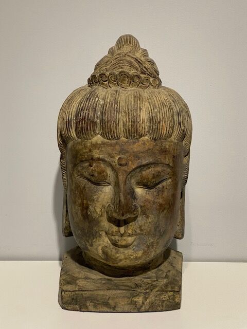 Null Buddha-Kopf aus geschnitztem und patiniertem Holz. 

China, Zeit um 1900. H&hellip;