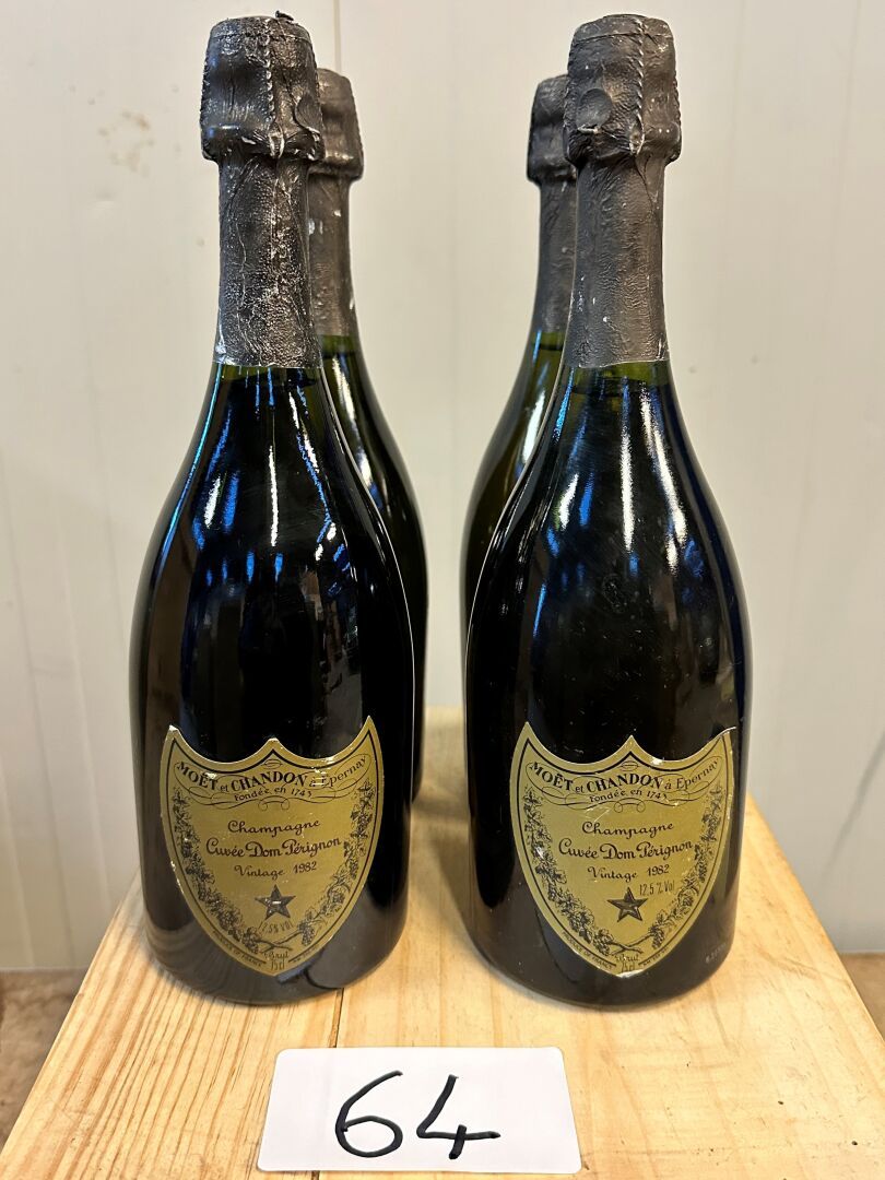 Null 4 bottiglie di Champagne MOET & CHANDON cuvée Dom Pérignon 1982