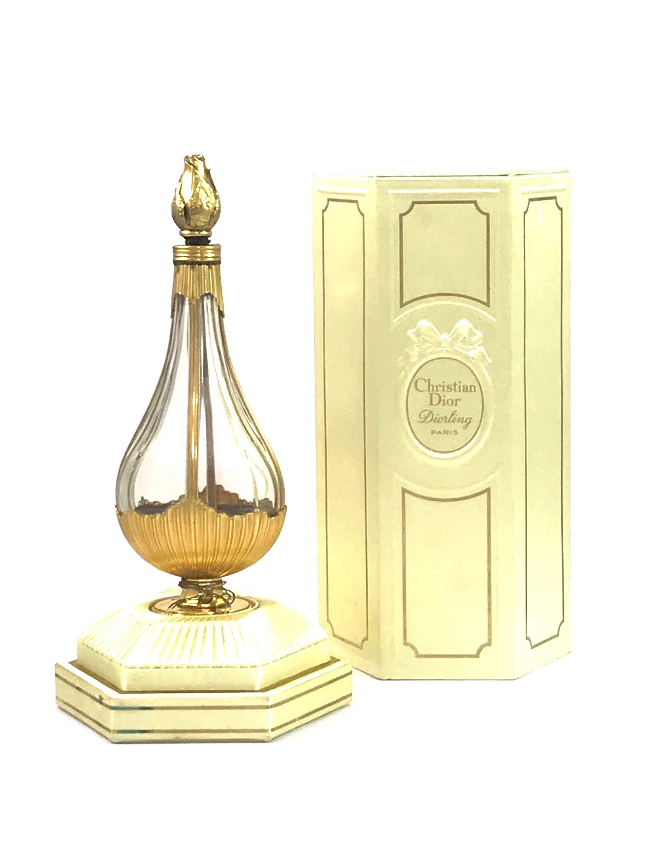 CHRISTIAN DIOR 克里斯蒂安-迪奥

 "迪奥林" 1963年

奢华的瓶子

无色巴卡拉压制水晶，镀金青铜，椭圆形，球状切面的主体装饰有路易十五的&hellip;
