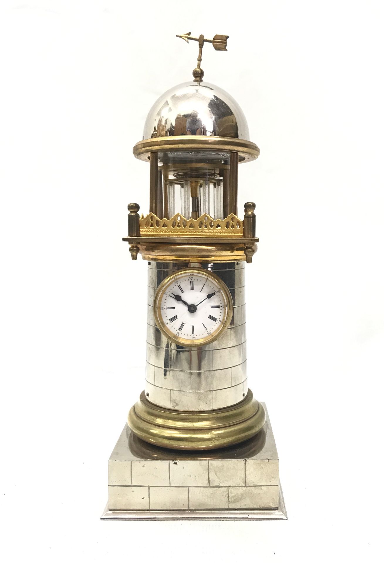 Null 灯塔时钟

银色和镀金青铜的灯塔钟。白色珐琅表盘，罗马数字，触发式擒纵机构。

约1890年。

在玻璃球下，运动在工作。

高21,5厘米。宽度8厘&hellip;