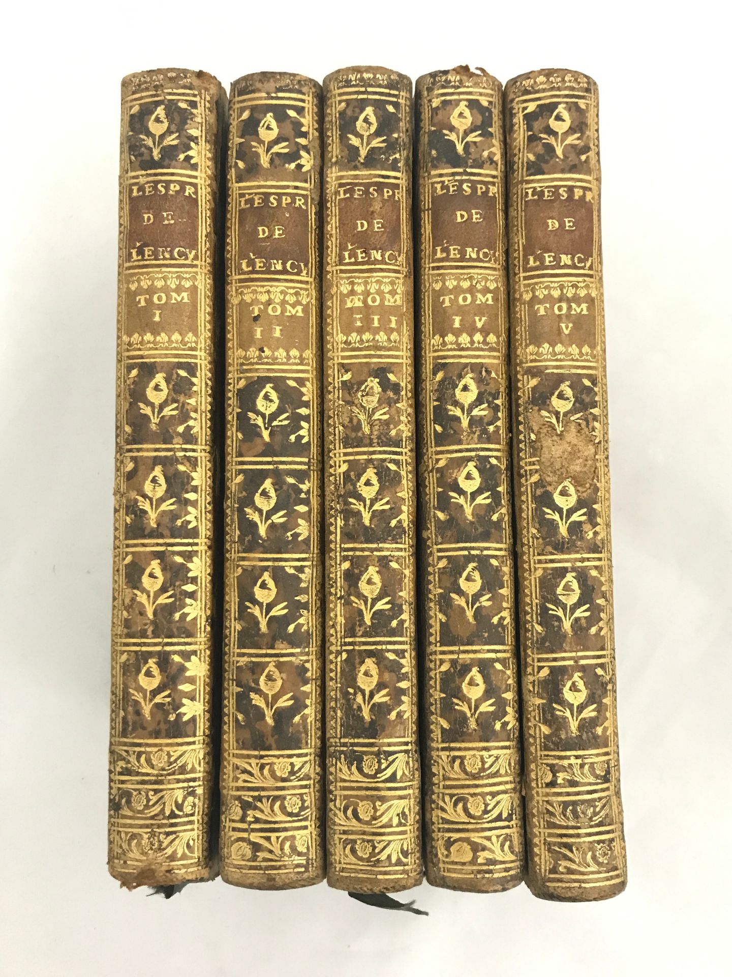 Null L'Esprit de l'Encyclopédie，共五卷，在日内瓦出版，1764年由巴黎书商Briançon重印。

小牛皮装订，书脊镀金，有标题&hellip;