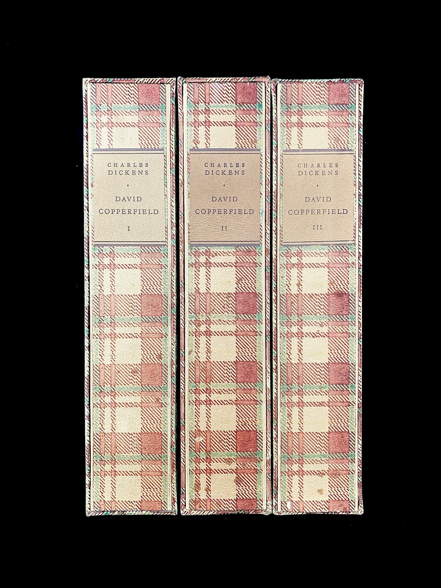 Null 查尔斯-狄更斯，《大卫-科波菲尔》，马赛文学俱乐部，1948年，4开3卷，装订在填充封面和包装纸中。

有176幅由伯托尔德-马恩创作的插图，包括3幅&hellip;