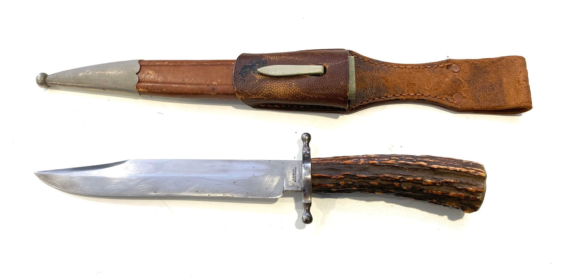 Null F. HANCHE, couteau de chasse, fusée en bois de cervidé, dans son fourreau e&hellip;