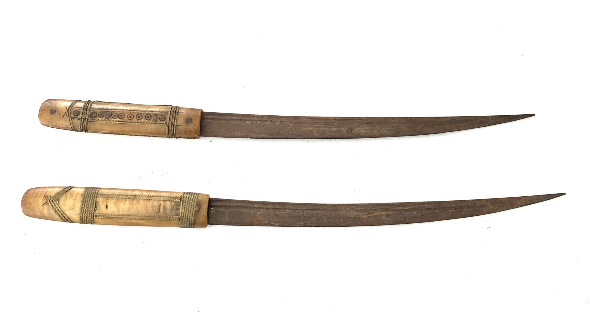 Null deux poignards de ceinture, lames légèrement courbe de 30 cm, à dos plat et&hellip;