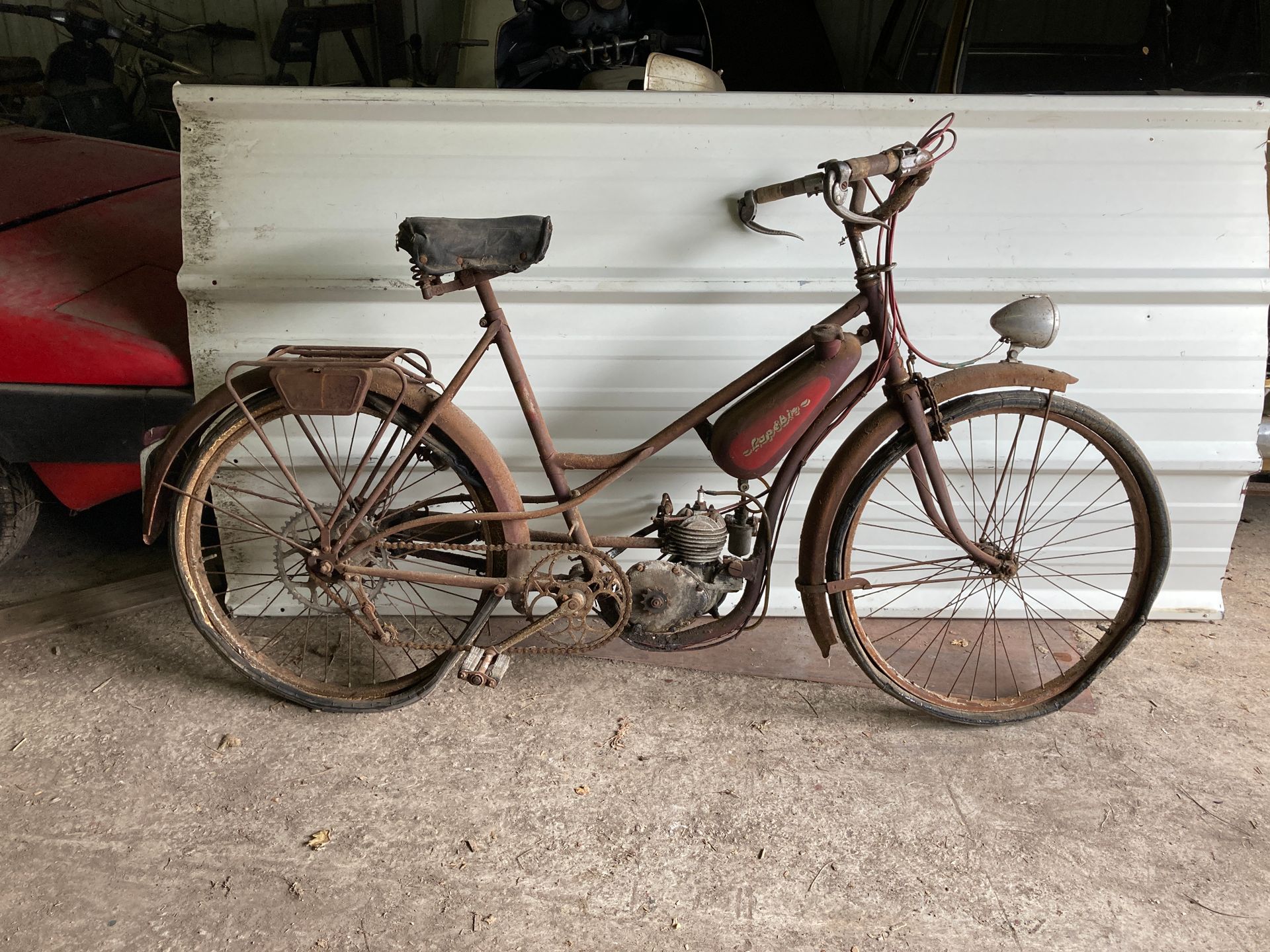 Null Cyclomoteur LAPEBIE à restaurer. Complet, sauf cache lattéraux. Années 50.