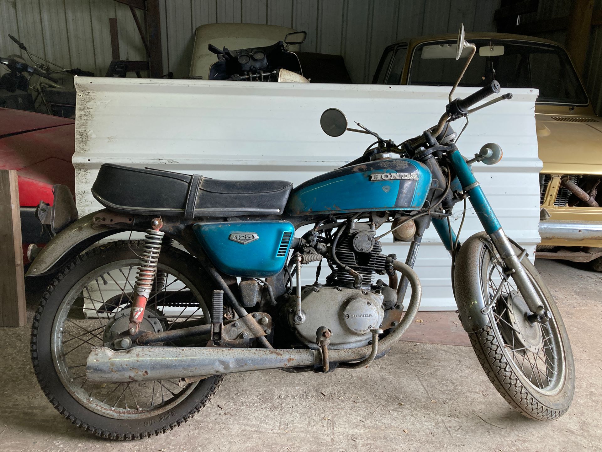 Null 
HONDA 125 KS bleu et noir. Complète sauf cabochon feu arrière. À restaurer&hellip;