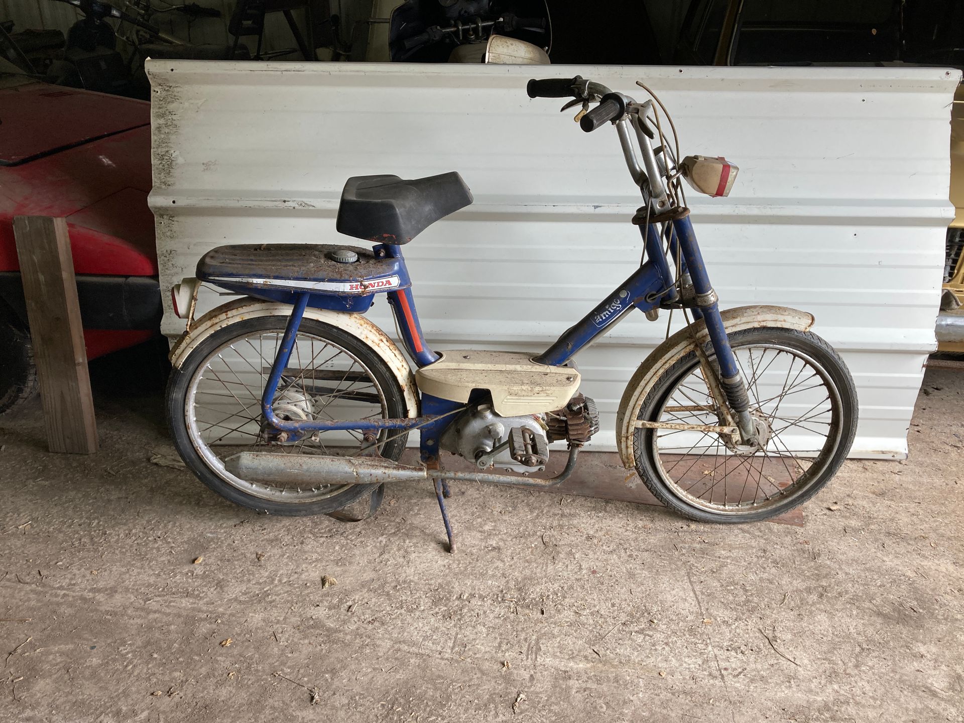 Null HONDA Amigo bleu et blanc. Cyclomoteur complet à restaurer. 6218 km.