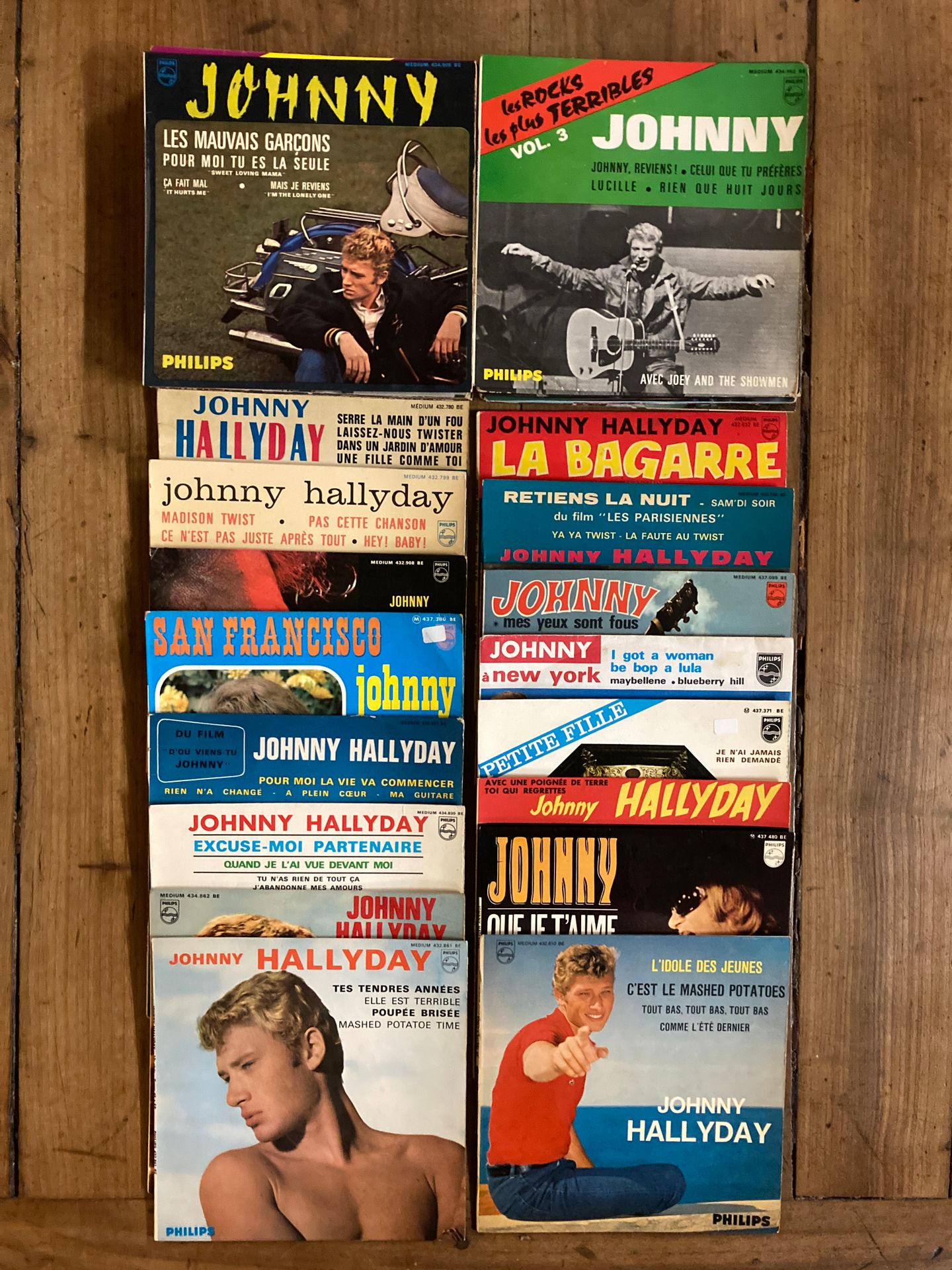 Johnny HALLYDAY Lot de 38 disques 45 tours 4 titres de Johnny Hallyday sur le la&hellip;