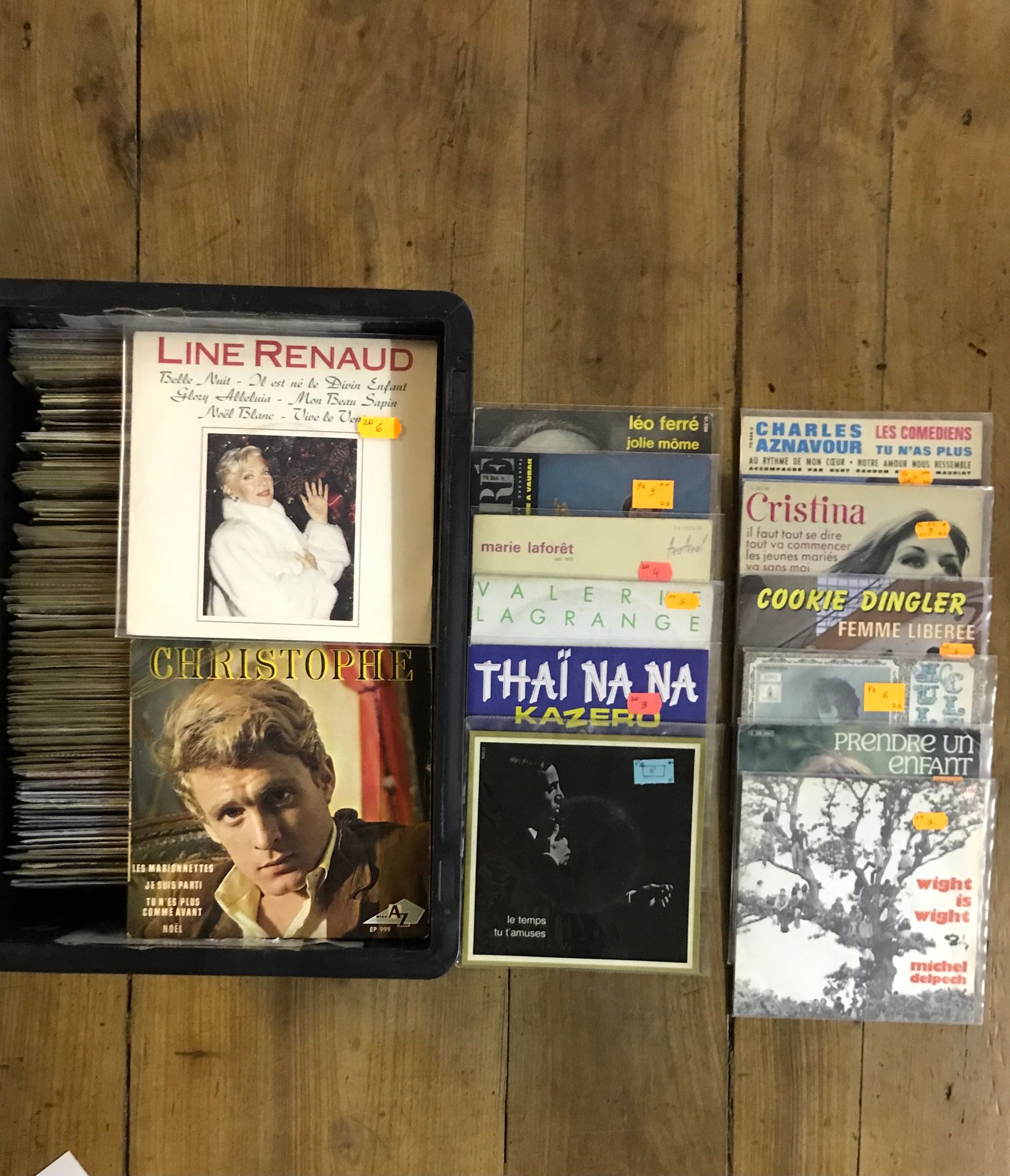 Null Lot of 200 45 rpm records of french artists (Leo Ferre, Zanini, Henry Salva&hellip;