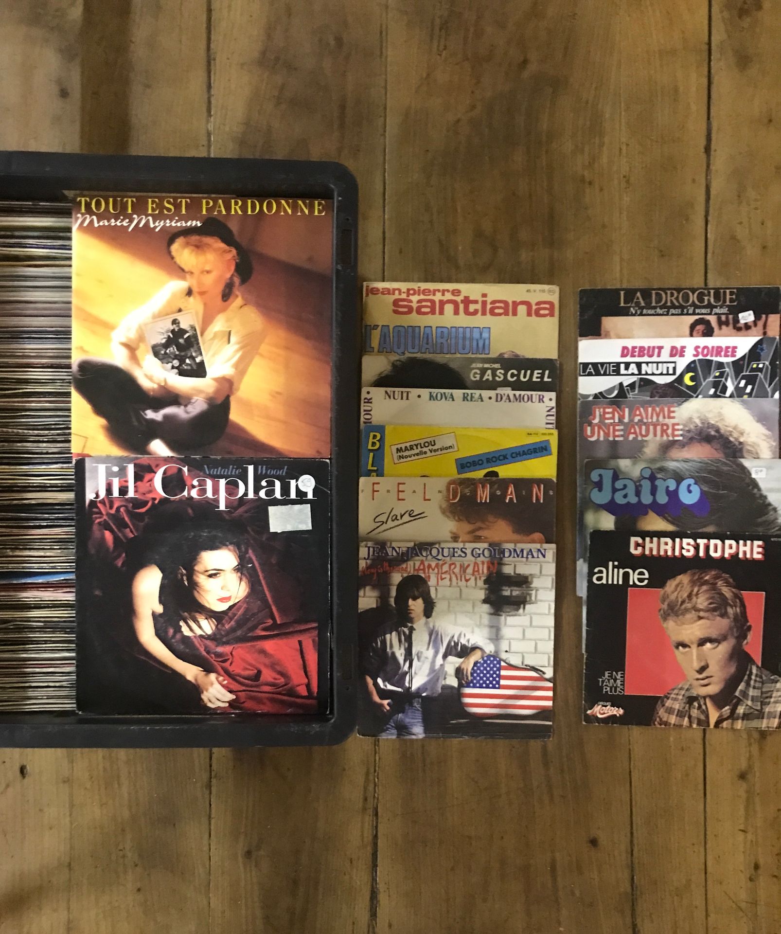 Null Lote de 200 discos de 45 rpm de artistas franceses (Charles Aznavour, Claud&hellip;