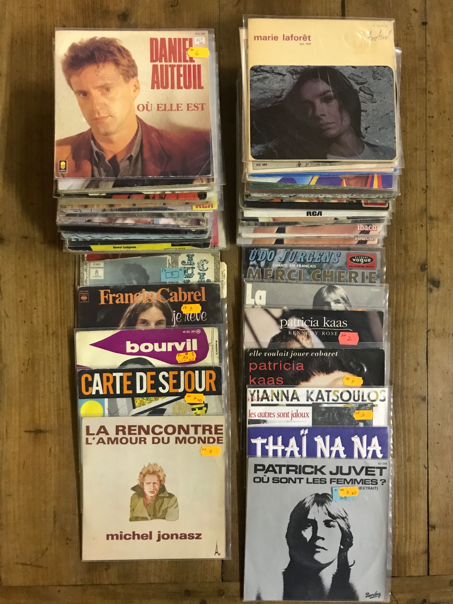 Null Lote de 200 discos de 45 rpm de artistas franceses (Edith Piaf, Indochine, &hellip;