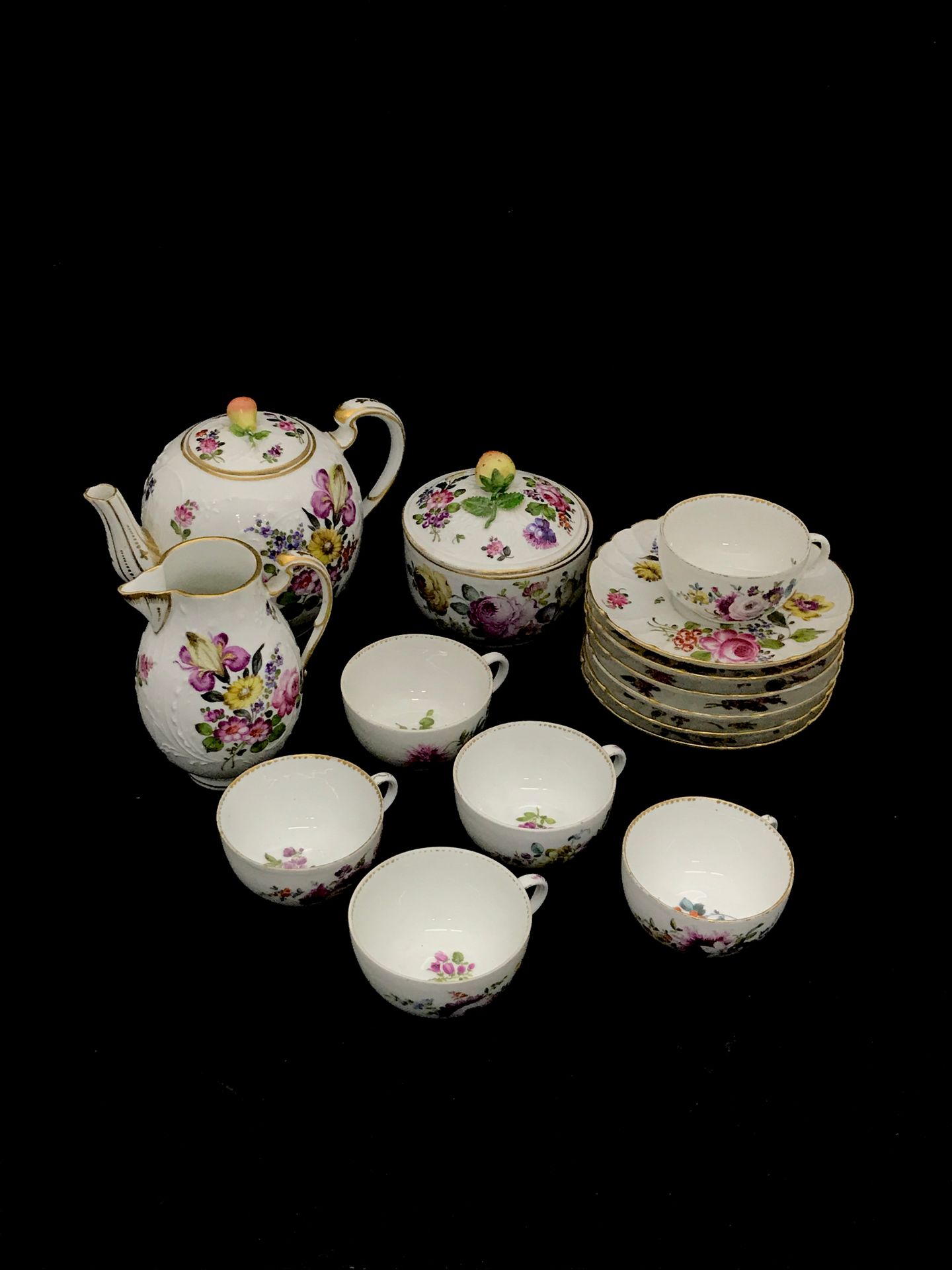 Null MEISSEN

Porcelain service

composed of 6 cups with painted decoration of f&hellip;