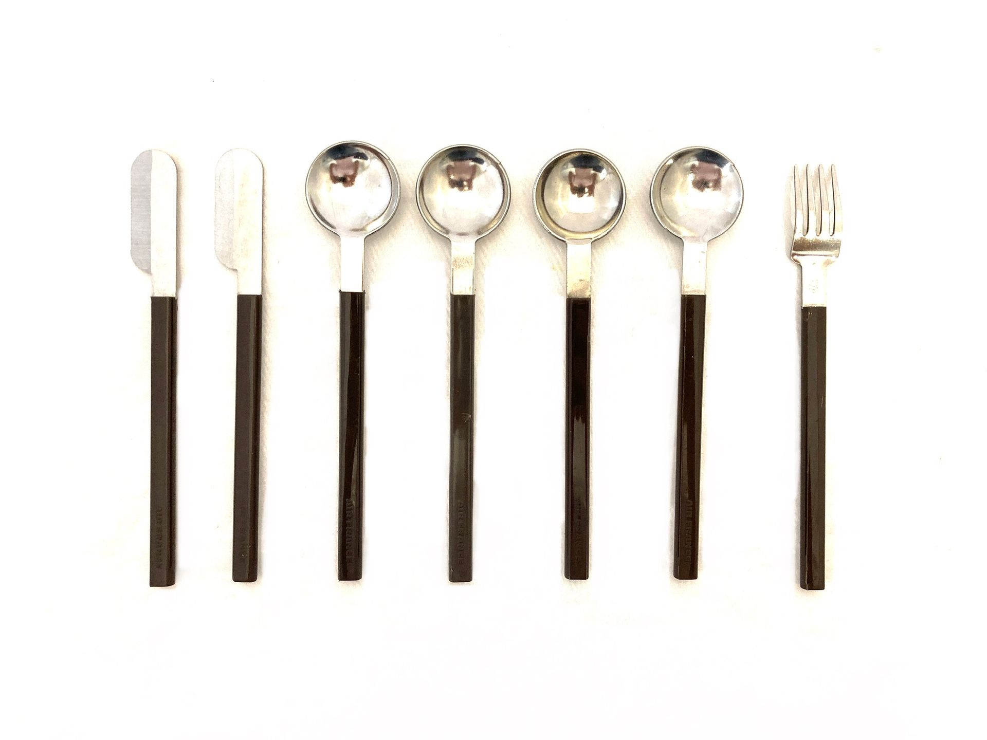 Null Raymond LOEWY (1893 - 1986)，一套7件塑料和金属餐具，包括勺子、刀和叉子，为法国航空公司和协和飞机设计，CEI设计。长16厘&hellip;
