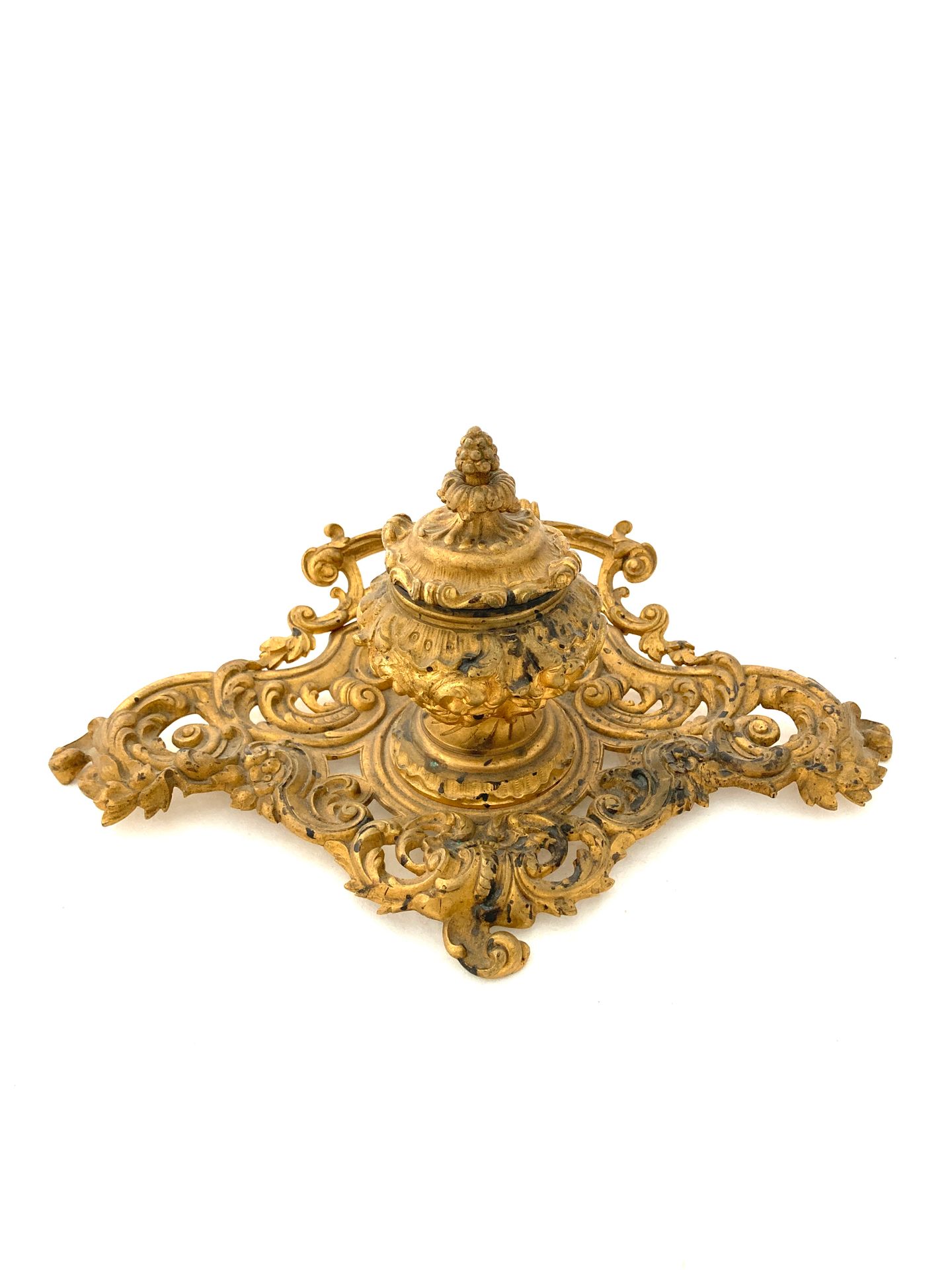 Null Encrier en bronze doré et faïence à décor de style Louis XV d'enroulements &hellip;