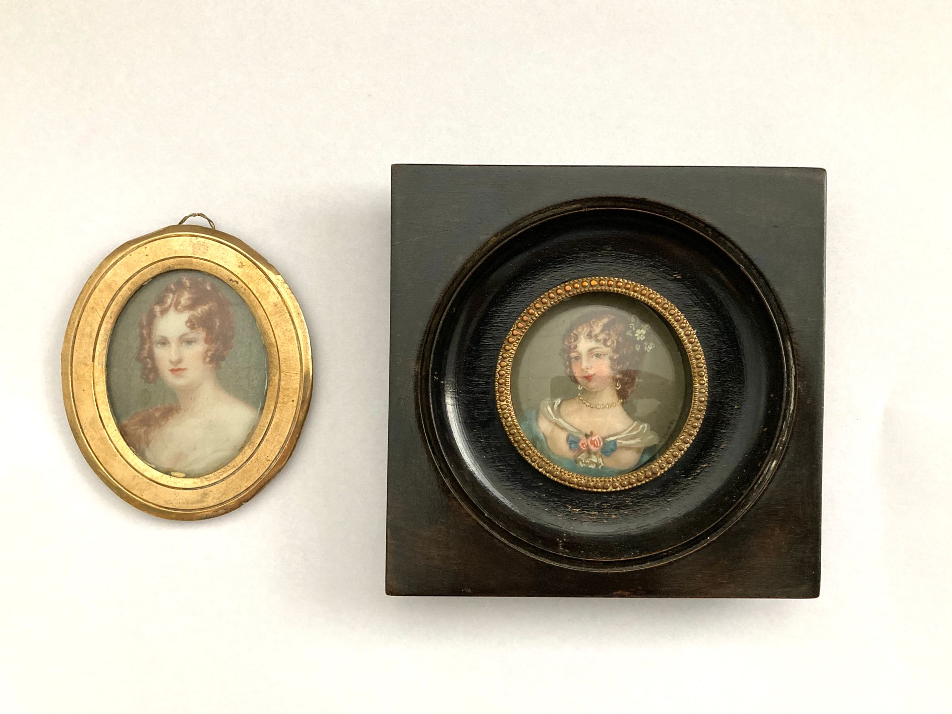 Null Dos miniaturas sobre marfil al gusto del siglo XVIII. Altura de 4,8 a 5,7 c&hellip;