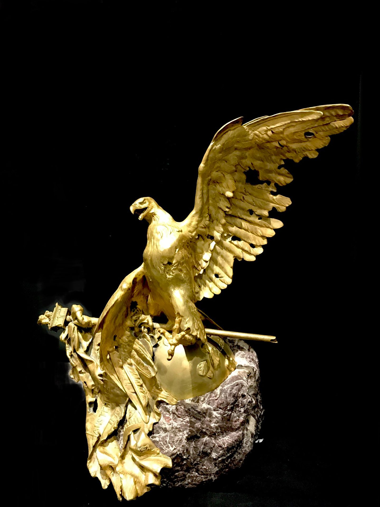 Null Jean-Léon GÉROME 1824-1904

"受伤的鹰" - "滑铁卢之鹰

带有金色铜锈的青铜雕塑，放置在粗糙的大理石底座上。

底座上&hellip;