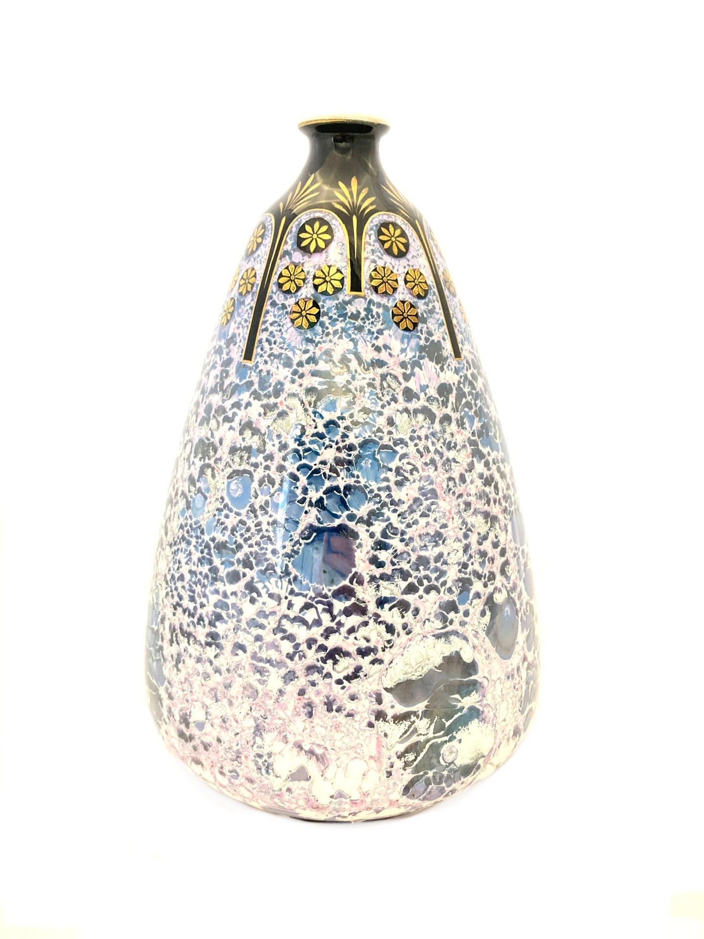 Null MOULIN DES LOUPS HAMAGE，卵圆形陶瓶，有装饰艺术风格的大理石封面装饰，颈部有金色的花和叶的过度装饰。高29.5厘米。