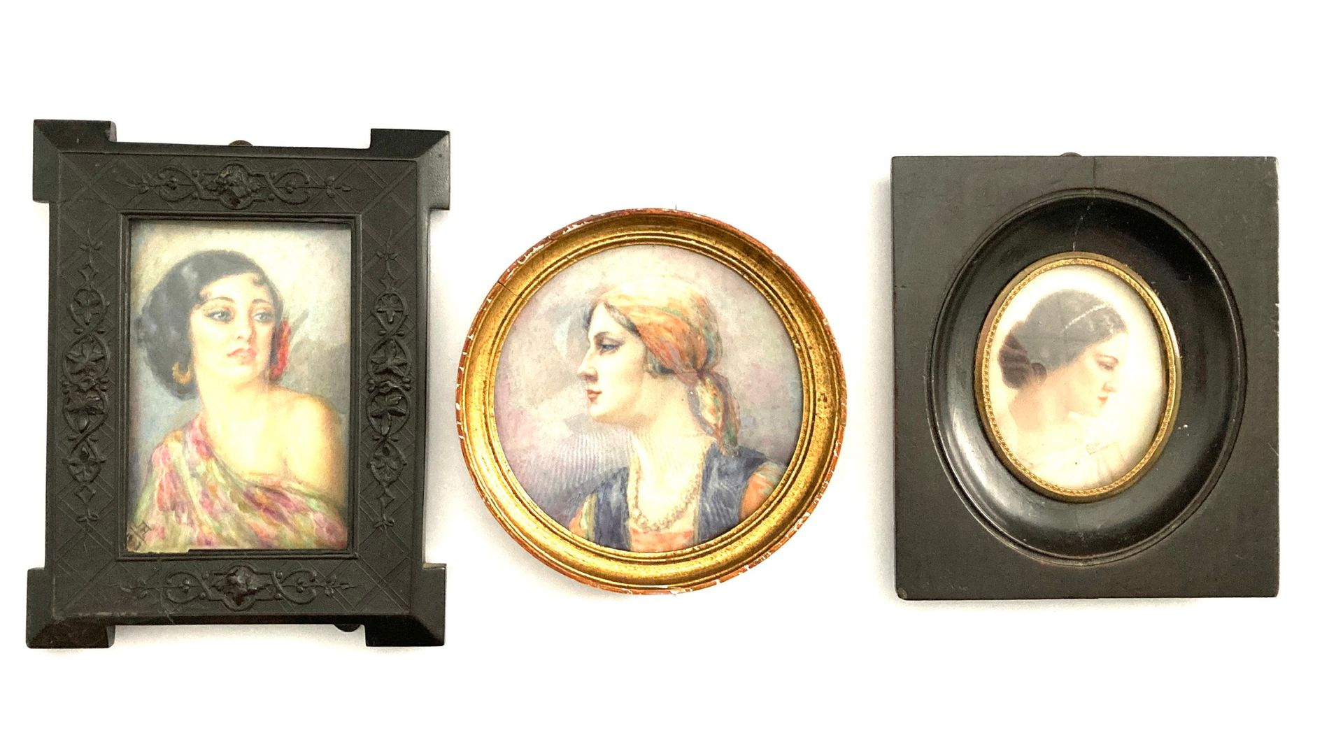 Null 象牙上的三套微型画 "年轻女性的肖像"。高度为7至10厘米。