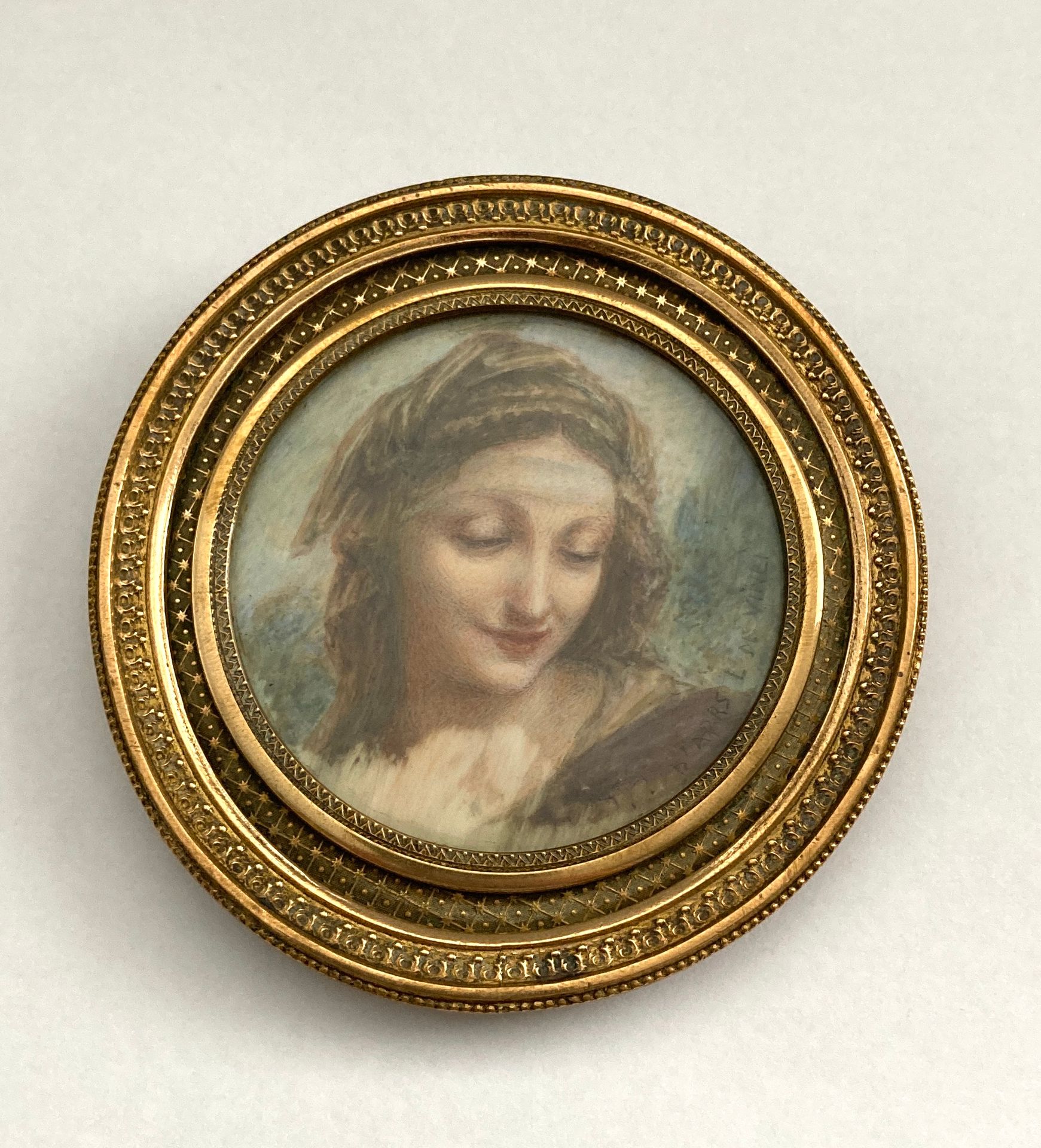 Null Miniature on ivory after Leonardo DE VINCI, Saint Anne. Diam. 5,8 cm.
