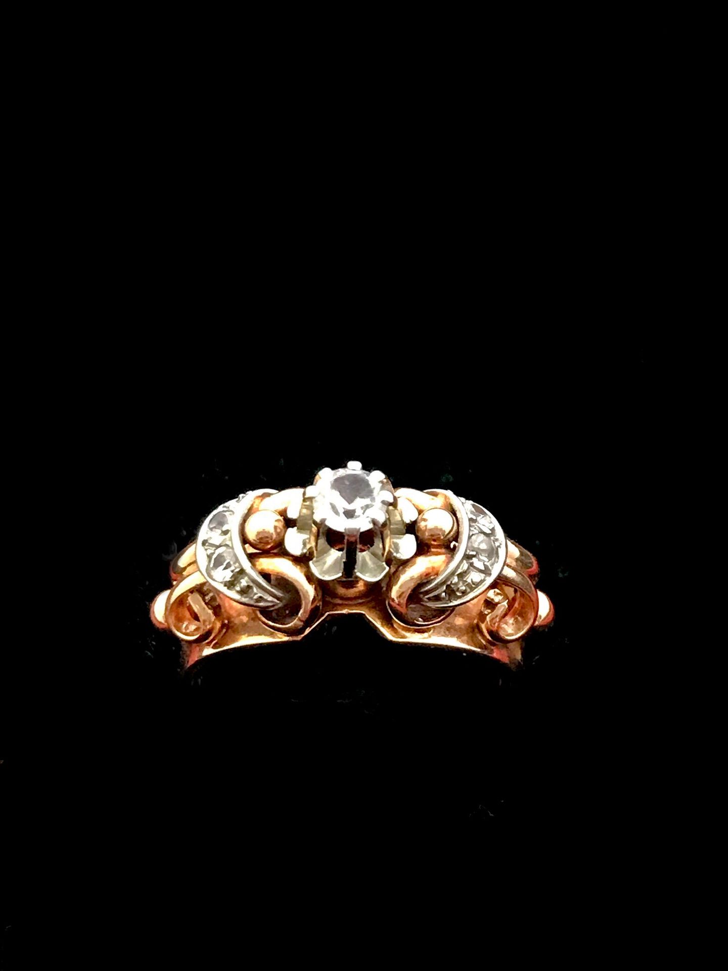 Null 750°/00玫瑰金和900°/00以上铂金戒指，球状和桥状图案镶嵌着

用圆形的白色石头仿造钻石。1940年代的法国作品。

鹰头标志。宽度：7.9&hellip;