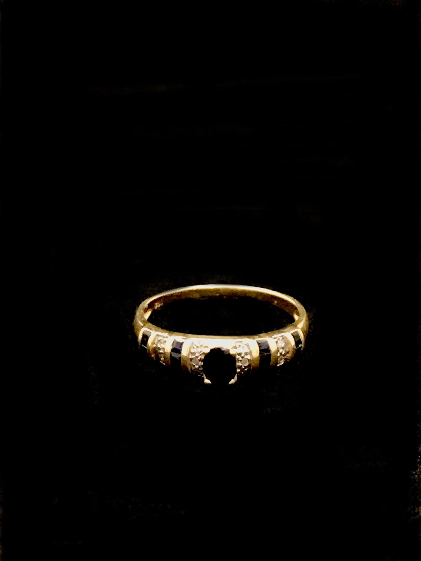 Null 黄金戒指，镶有椭圆形切割的校准蓝宝石和圆形明亮式切割钻石。标有一个鹰头。宽度：4.70毫米。手指大小：60。毛重：3.10克