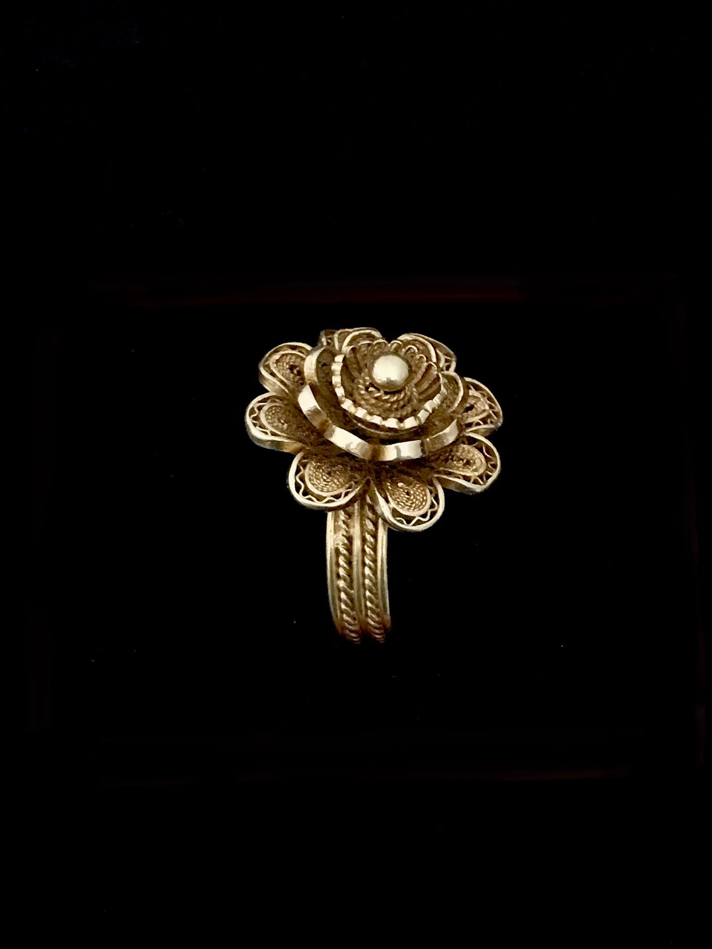 Null Anello fiore in filigrana in oro giallo 18k 750°/00, diametro del disegno: &hellip;