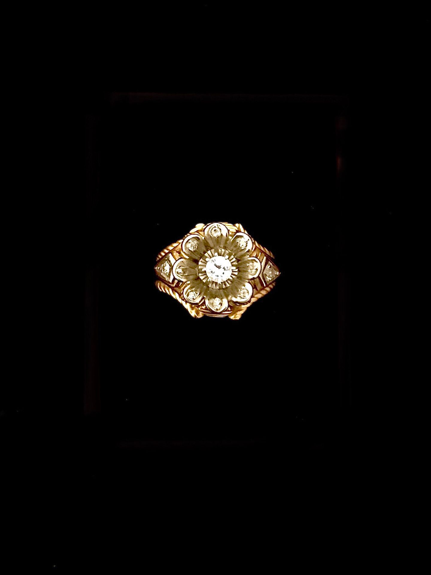 Null Chevalière ring with daisy motif, in 18k yellow gold 750°/00 and platinum s&hellip;