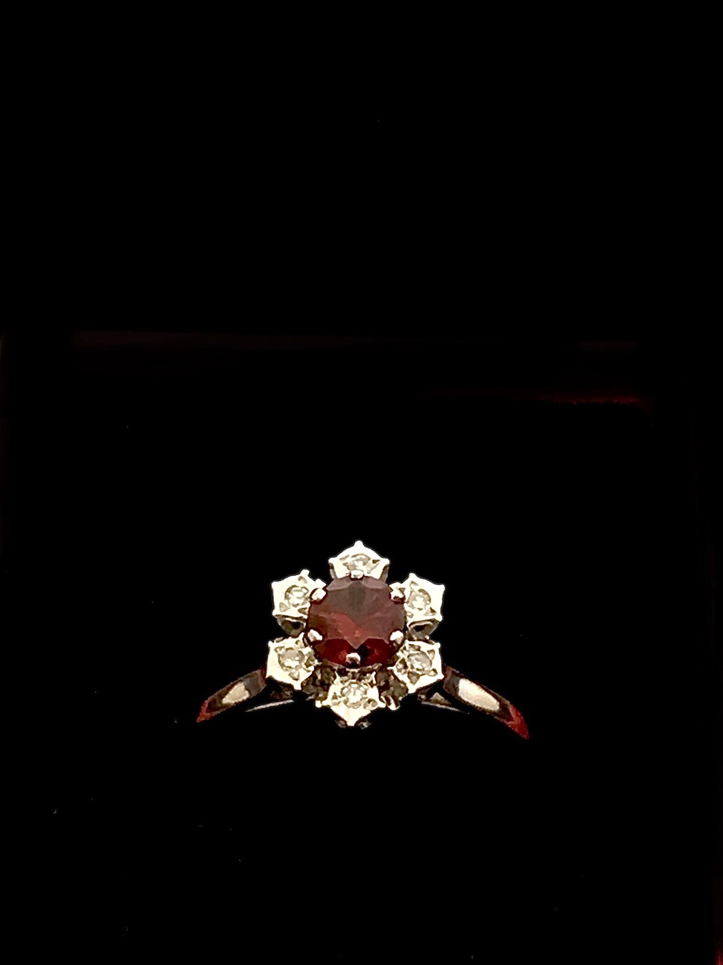 Null 花形戒指，18K白金750°/00，镶有圆形杏仁石榴石，周围有圆形钻石

8/8切割的钻石。直径：10.50毫米。手指大小：55。毛重：3.33克