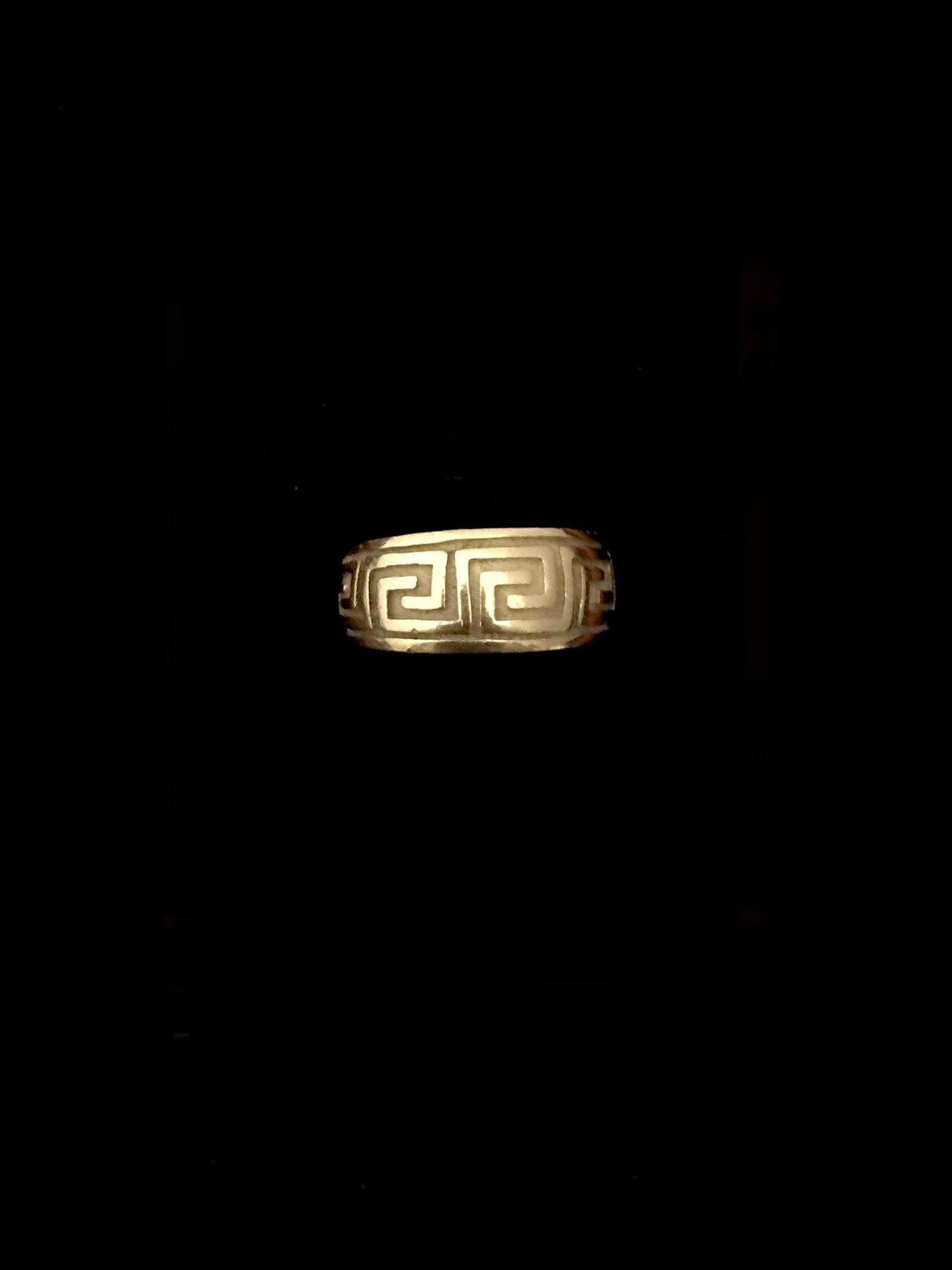 Null Ein Ring aus 18k Gelbgold 750°/00 mit einem griechischen Motiv auf der Ober&hellip;