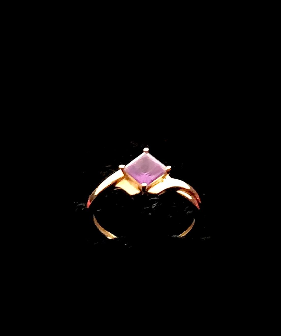 Null 750°/00黄金戒指，镶嵌方形公主切割紫水晶。戒指尺寸

手指：51。毛重：1.85克