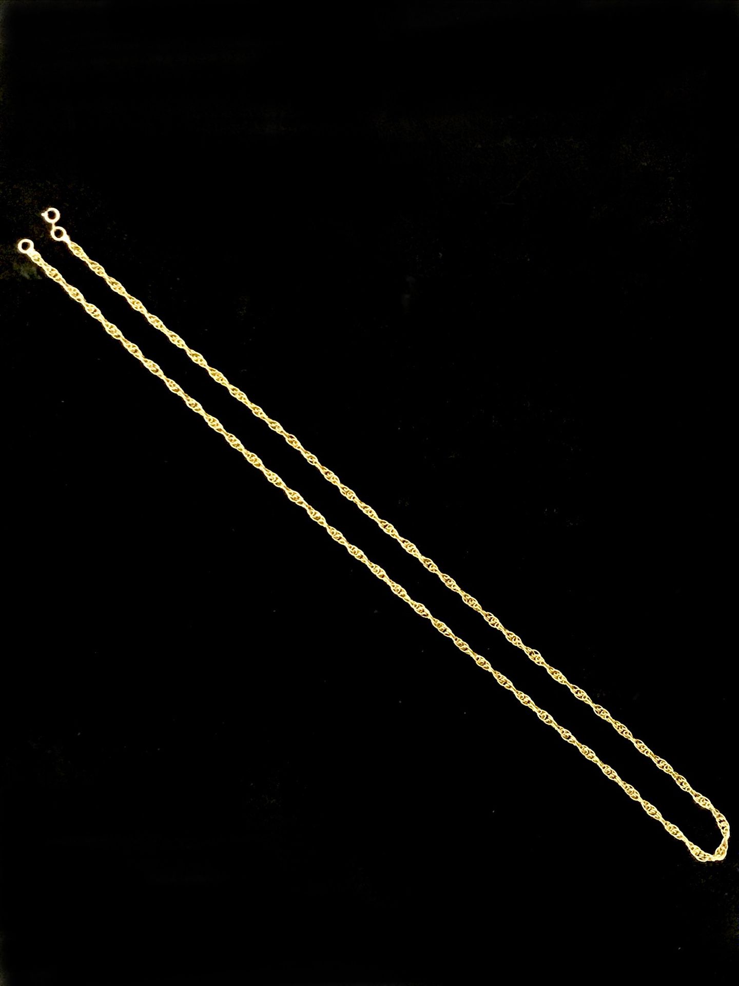 Null 18K黄金750°/00的扭链。环形扣。有焊接的痕迹。长度：61厘米。毛重：14.29克。