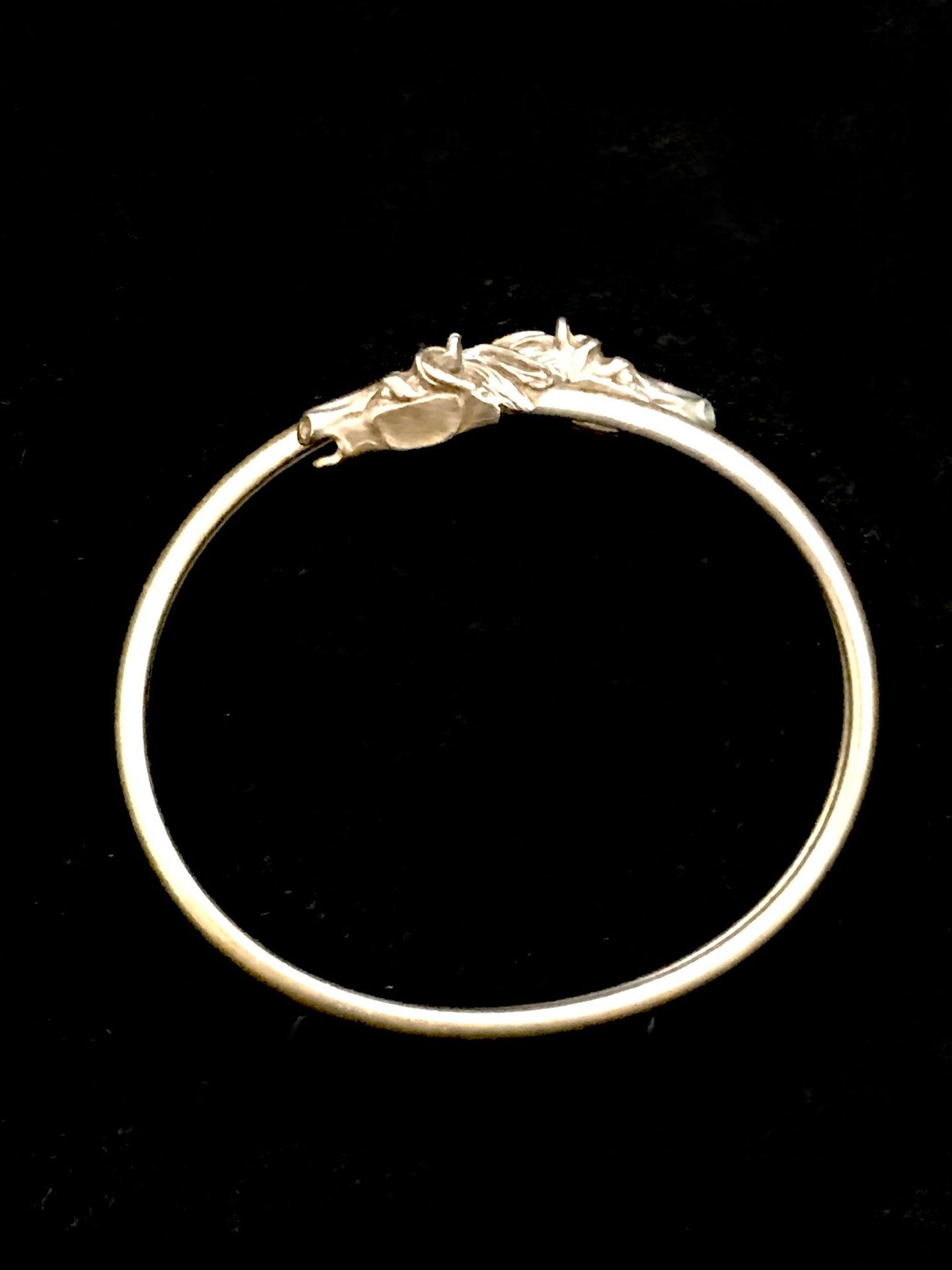 Null Bracelet in silver 800°/00 with horse heads. Inside diameter: 65 mm Gross w&hellip;