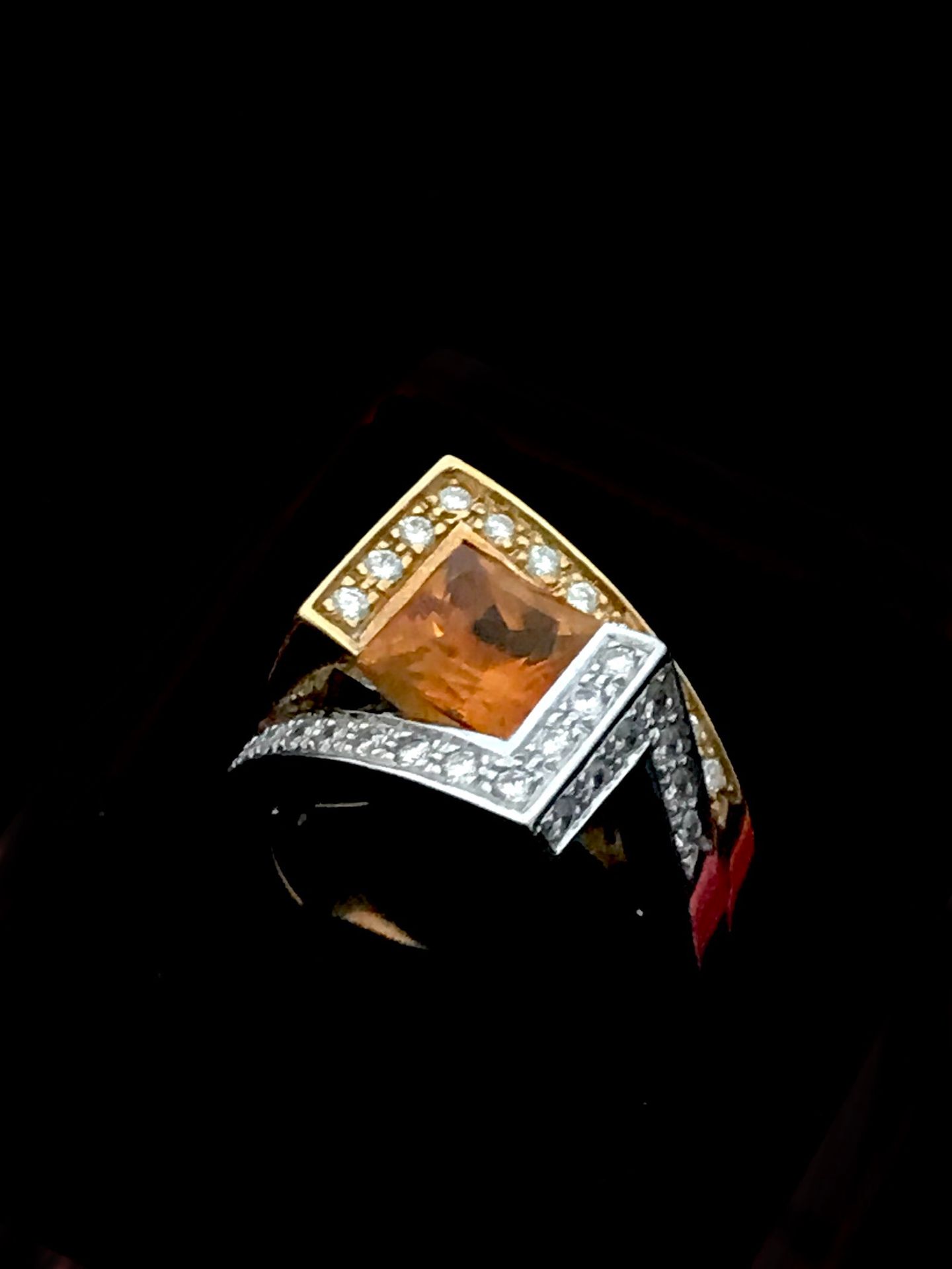 Null 一枚18K(750°/00)双色金戒指，镶嵌着一颗大型黄宝石（有待核实），并以现代圆形明亮式切割钻石为亮点。手指大小：56。毛重：19.23克