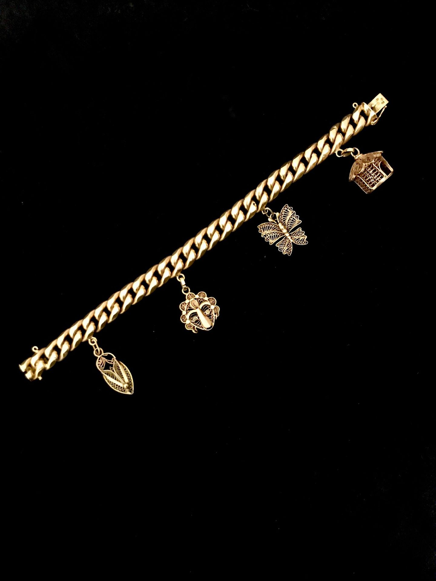 Null A bracelet in 18k yellow gold 750°/00, holding 4 pendants or charms in fili&hellip;