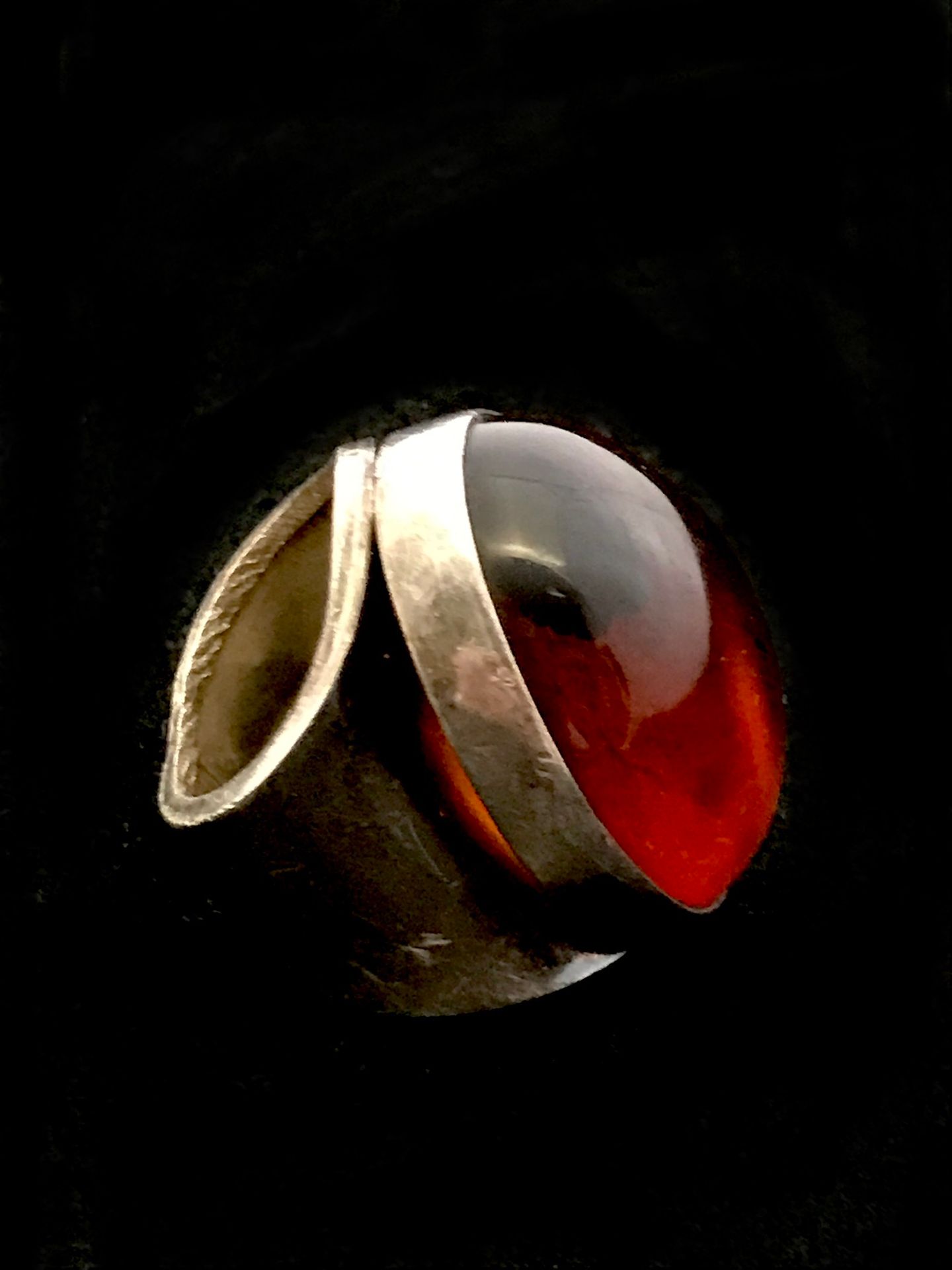 Null Großer Ring aus Silber sup 800°/00 mit einem Bernstein-Cabochon. TDD: 55. M&hellip;