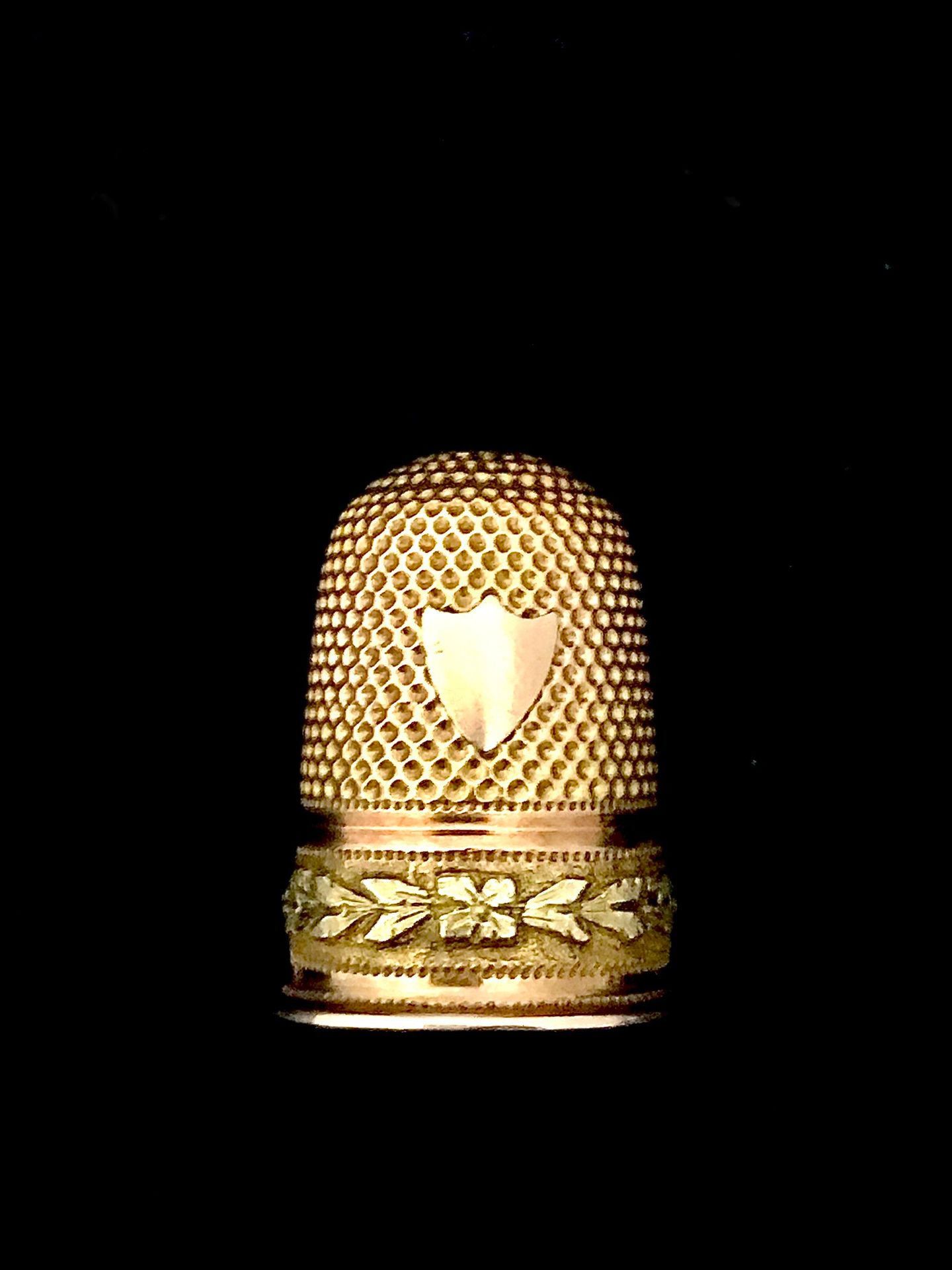 Null Un ditale in oro bicolore 18k 750°/00, testa d'aquila punzonata, decorato c&hellip;