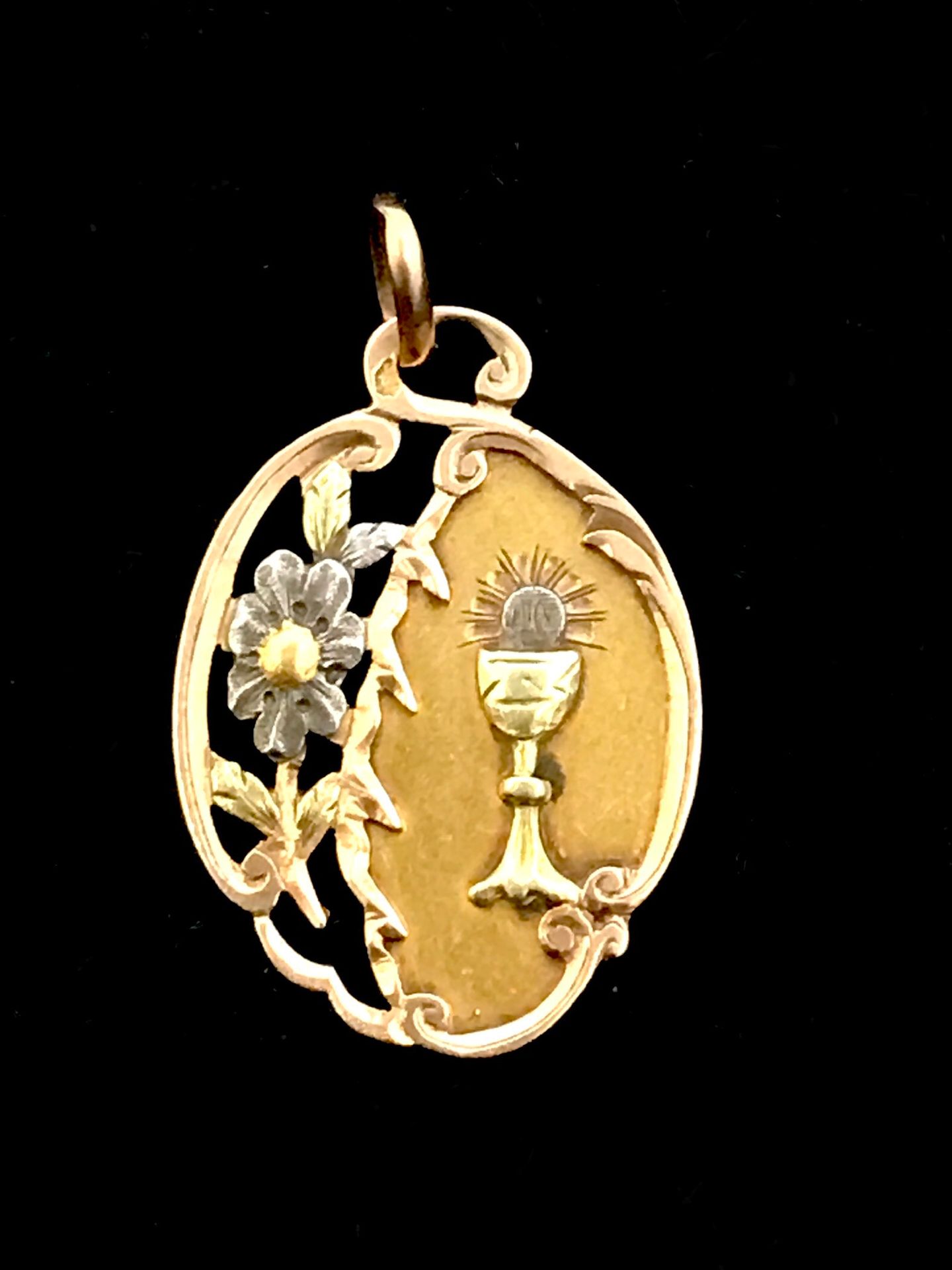 Null Une médaille en or 3 tons, 18k 750°/00 de style art nouveau, orné d'un moti&hellip;