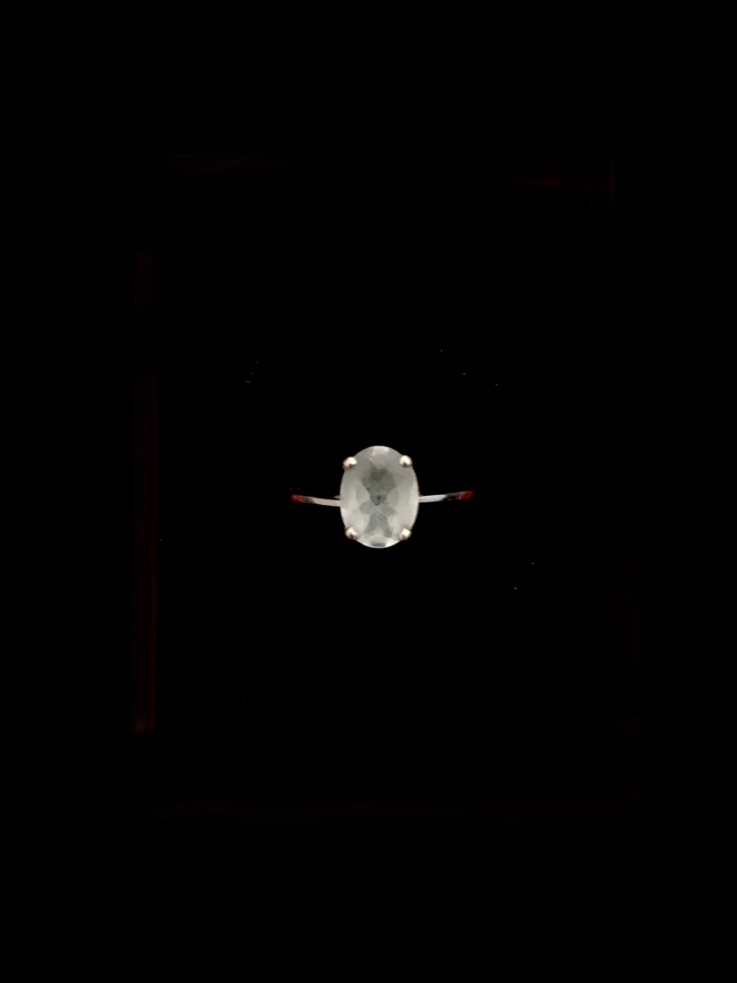 Null Ring aus 585°/00 Weißgold, besetzt mit einem Aquamarin im Ovalschliff von c&hellip;