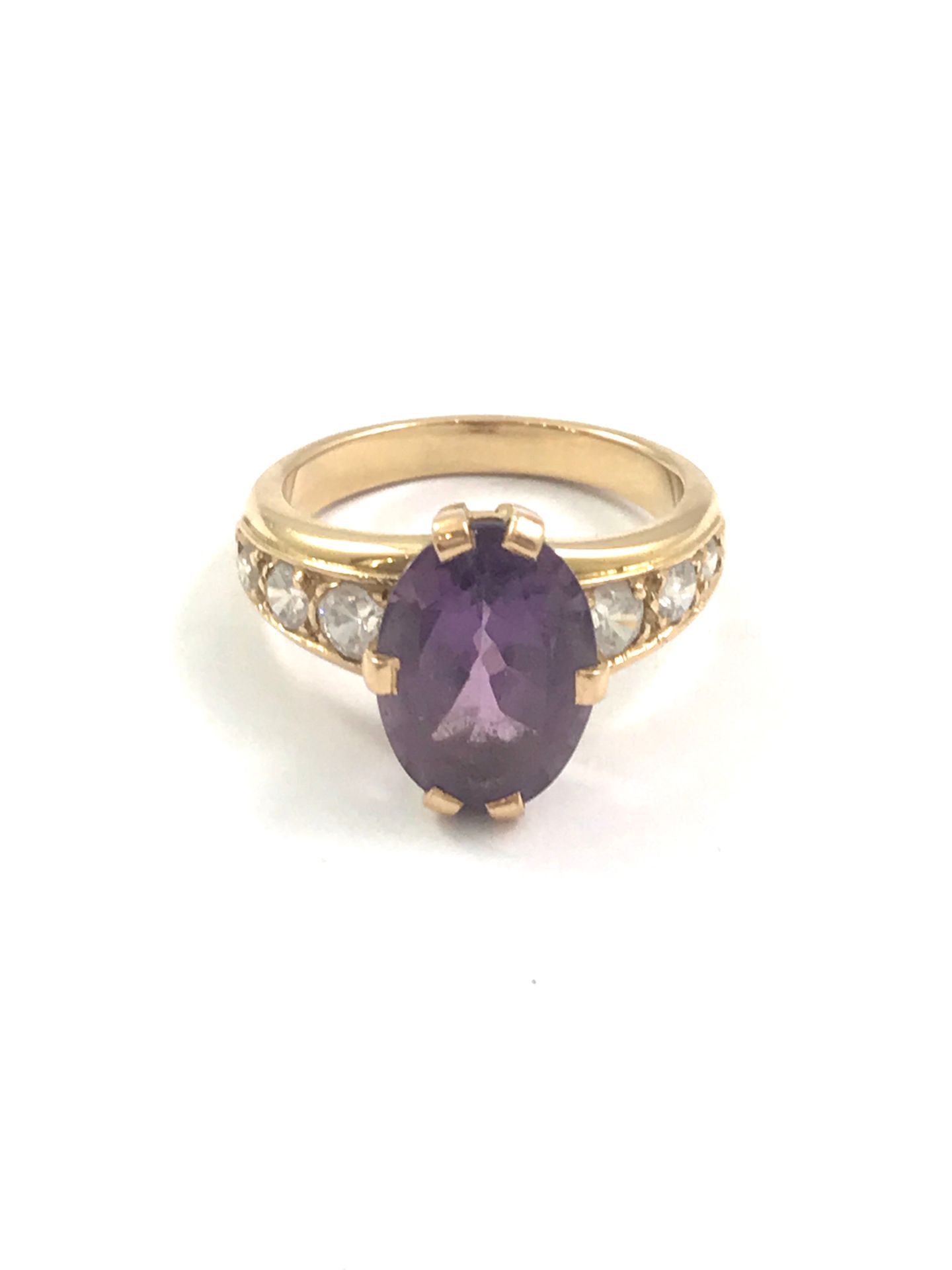 Null 18K黄金750°/00戒指，以椭圆形紫水晶为中心，两侧为白色宝石。紫水晶尺寸：13 x 9毫米。手指大小：55。毛重：6.18克