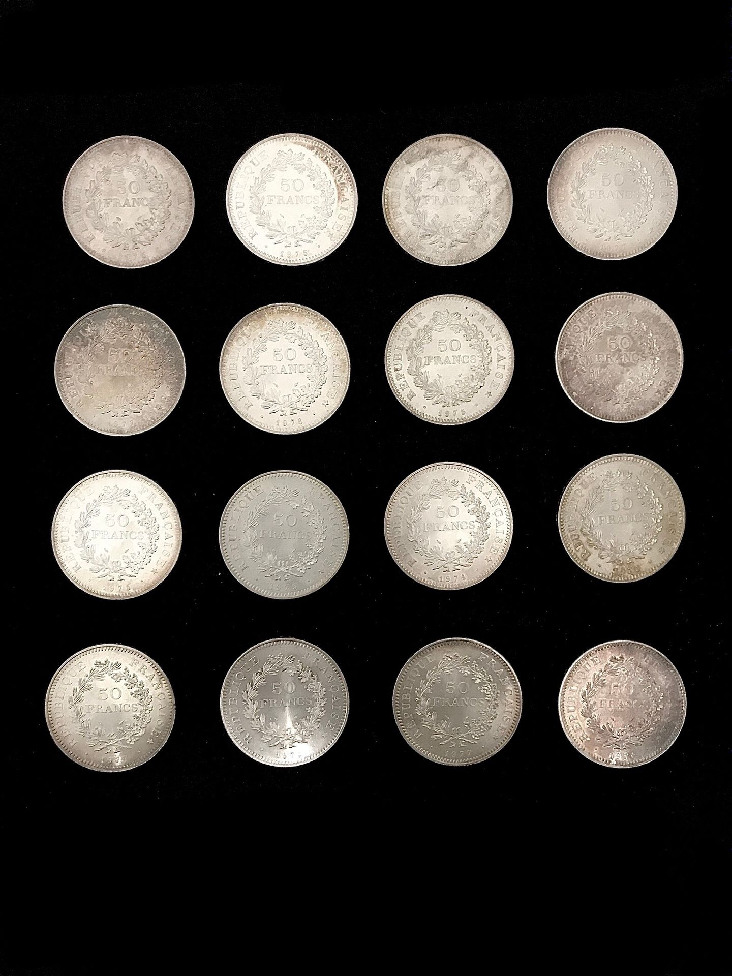 Null Lot of 16 silver coins of 50 francs. Gross weight: 479,05 g.