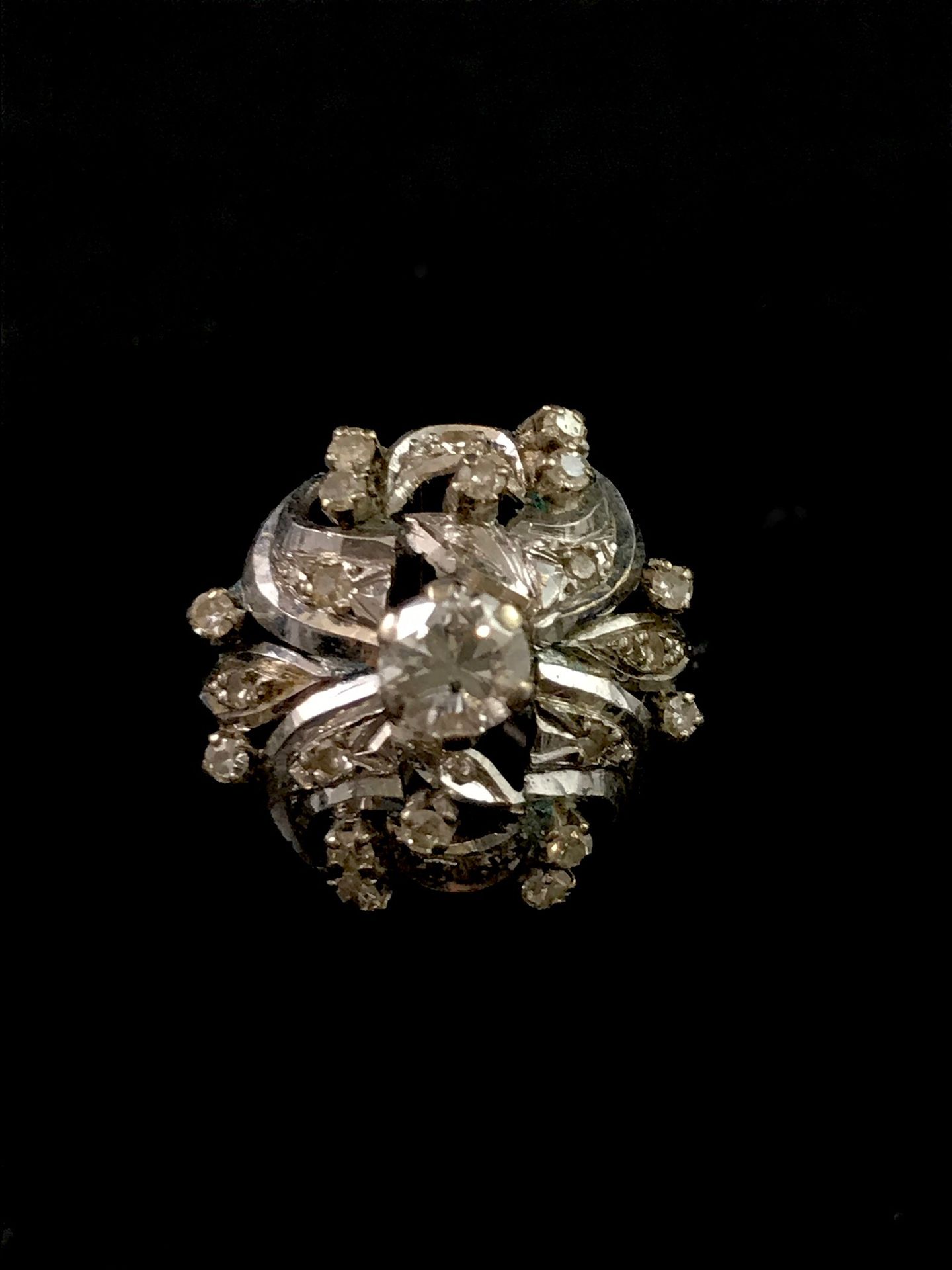 Null 925°/00银和镀银金属圆顶戒指，中央镶嵌现代圆形明亮式切割钻石（约0.45克拉），周围是玫瑰式切割钻石。设计的直径：19.5毫米。手指大小：59。&hellip;