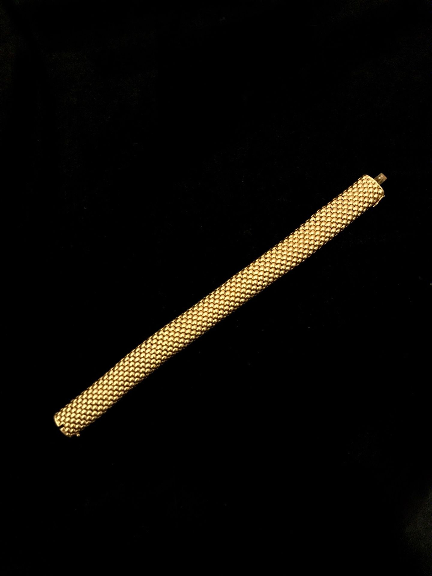 Null 一条18K黄金750°/00米缝制的手镯。1960年代的法国作品。长19.3厘米，宽1.5厘米，毛重37.79