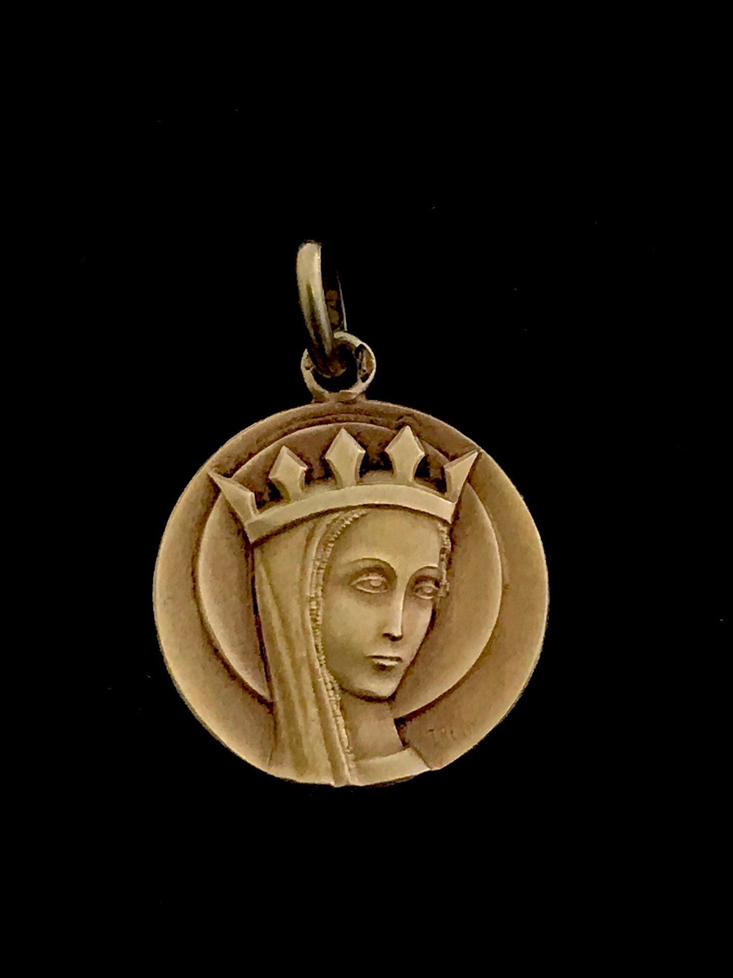 Null 18K黄金750°/00的奖章，代表有皇冠的处女。直径：18毫米。重量：2,71g