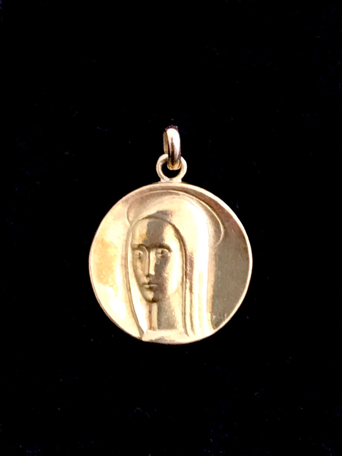Null 18K黄金750°/00的奖章，从正面代表圣母玛利亚。直径：1.8厘米；毛重：4.05克。背面有轻微凹凸不平。