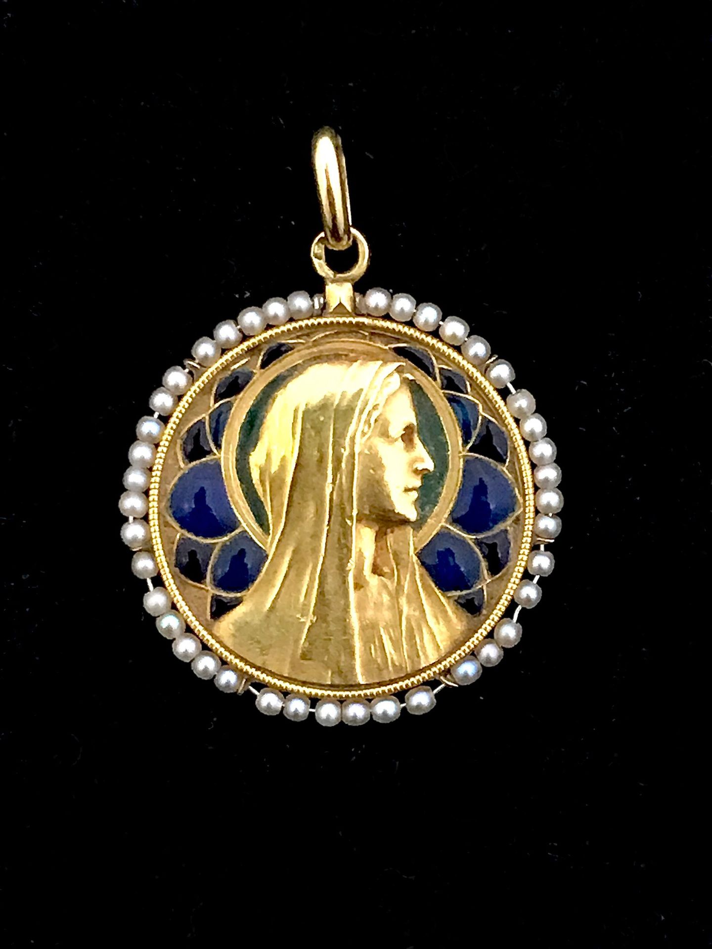 Null 一枚18K黄金750°/00的奖章，上有玫瑰花纹图案，勾勒出圣母的轮廓。奖章下有一排精美的灰色珍珠。1930年代的法国作品；直径：22毫米。毛重：4,&hellip;