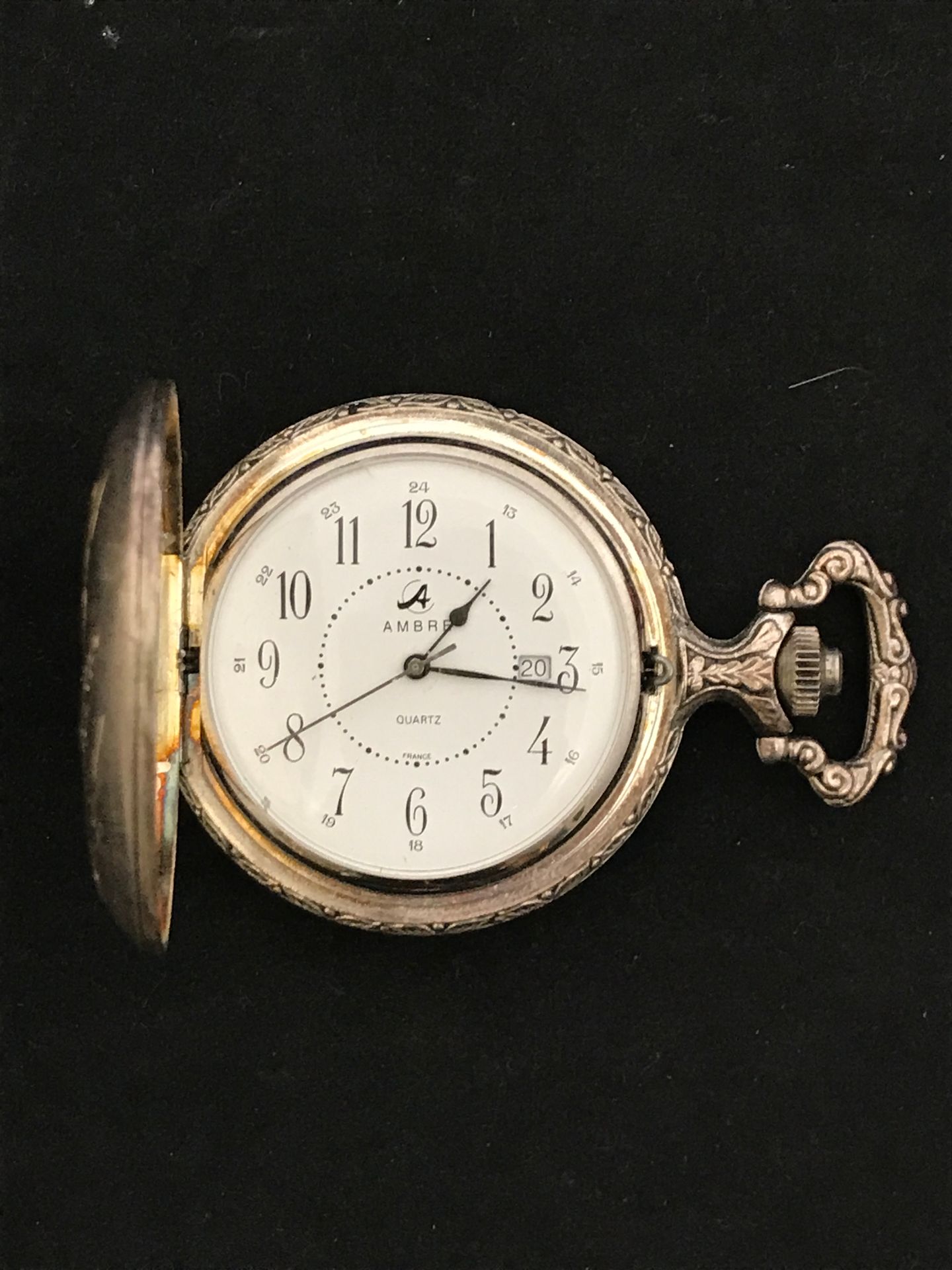 Null AMBER - 银色和鎏金金属怀表，装饰有狩猎场景，白色珐琅表盘上的阿拉伯数字，签名为琥珀。3点钟方向的Dater。直径：46毫米。