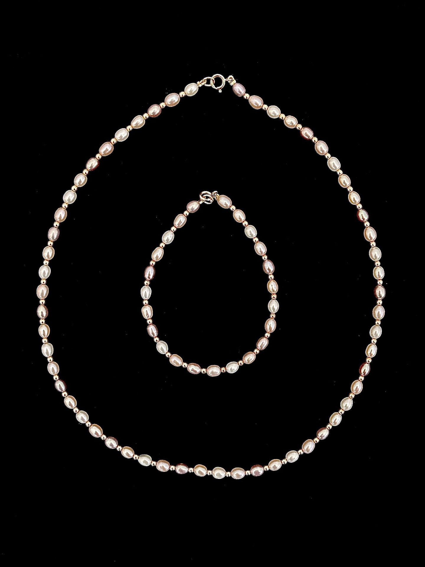 Null 750°/00黄金半镶，交替镶嵌黄金珍珠和灰色、白色或淡紫色养殖珍珠

或丁香色（淡水）珍珠，包括:- 一条项链（珍珠直径约4.30毫米），带环扣

&hellip;