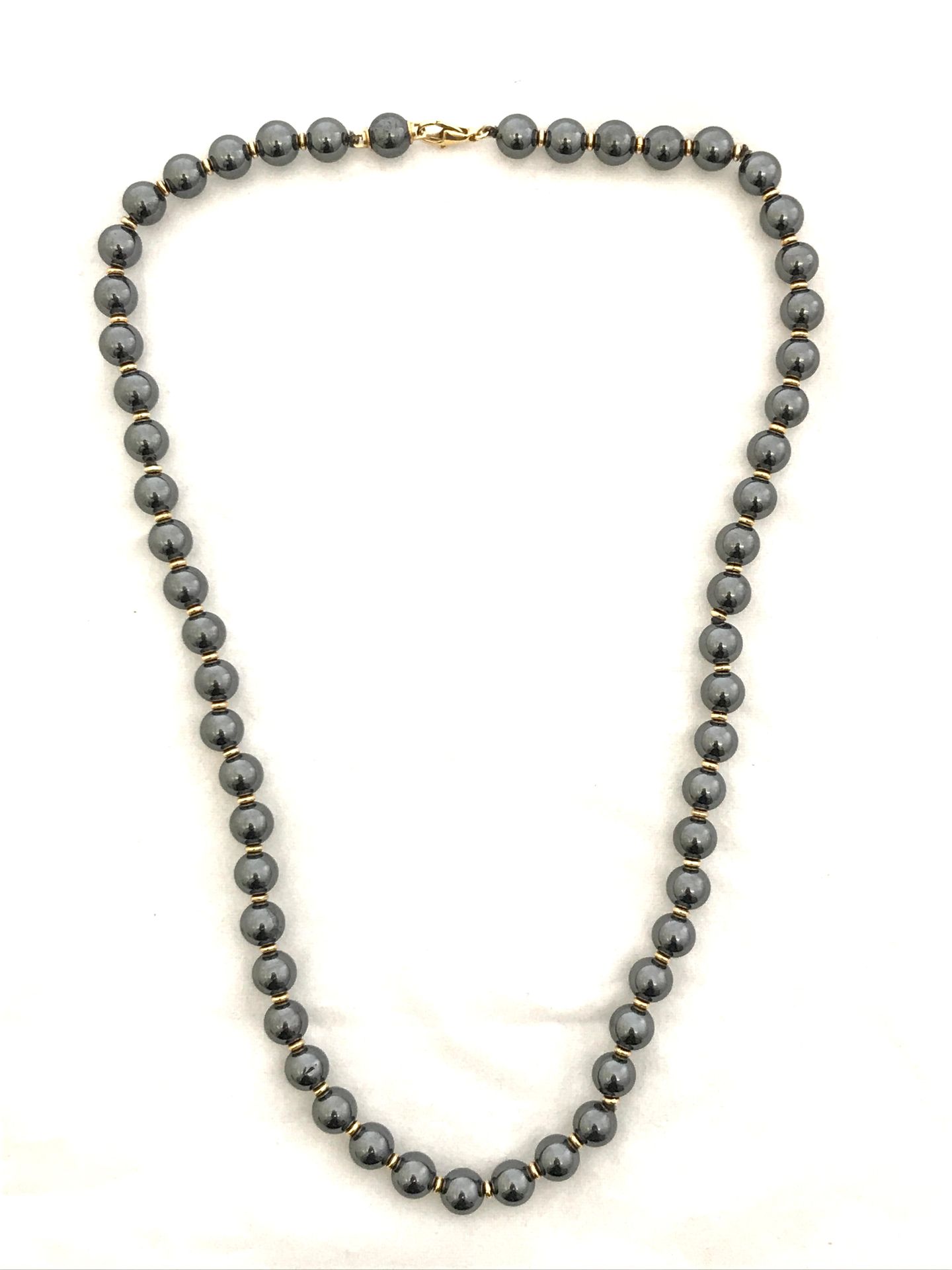 Null Collier alternant perles hématite et or jaune 18k 750°/00. Longeur totale 5&hellip;