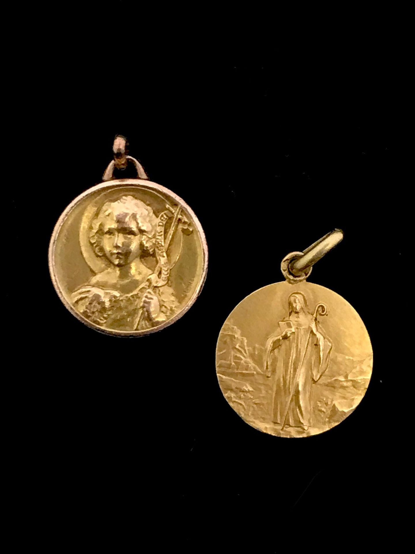 Null 一套18K黄金750°/00的两枚奖牌，一枚代表施洗者圣约翰作为一个孩子，另一枚代表基督站立。20世纪初，小震。平均尺寸：1.5厘米。总毛重：3.25&hellip;