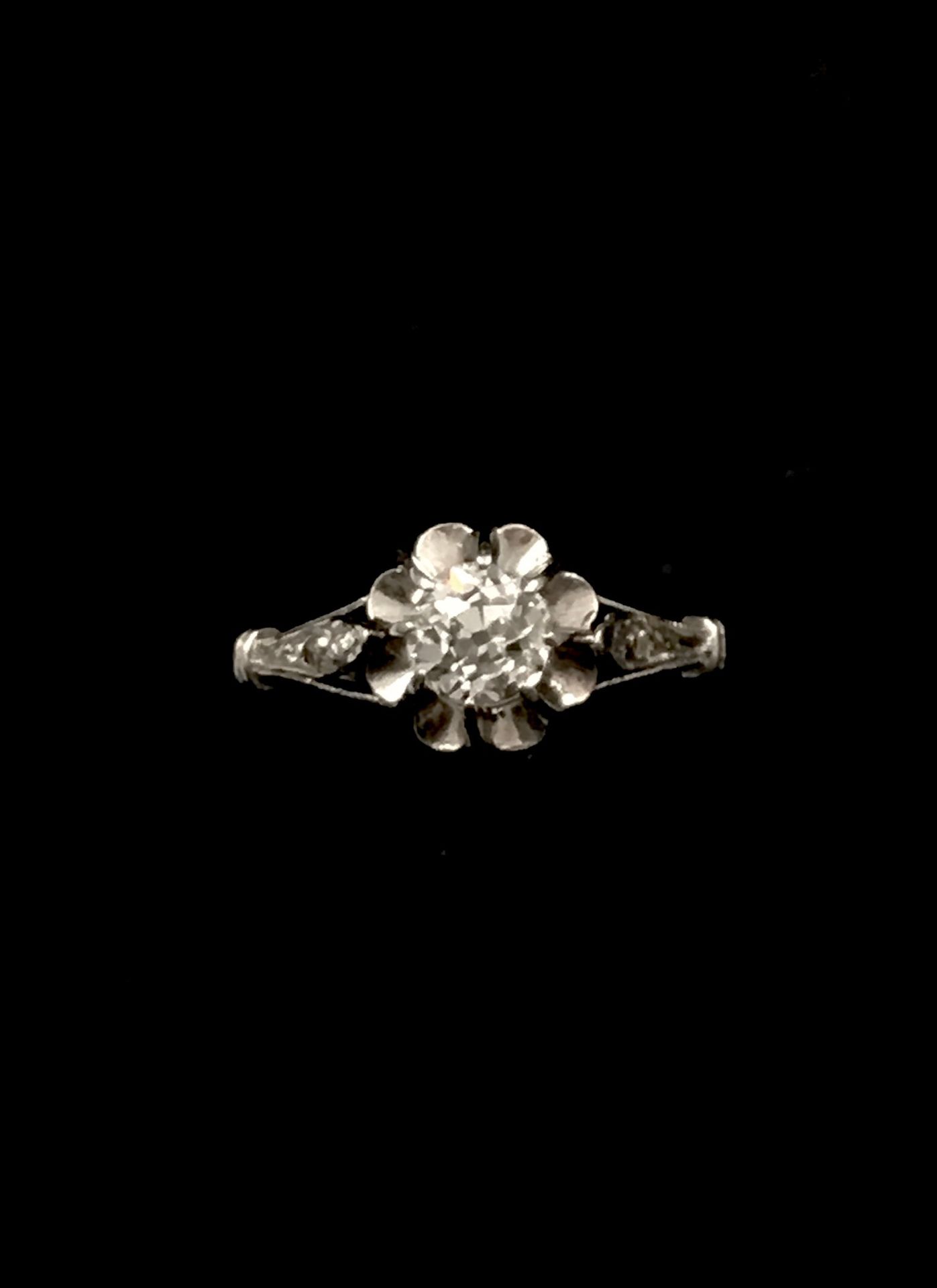 Null 一枚18K白金玛格丽特戒指，中间有一个单颗钻石。TDD 52.毛重：2.83克。